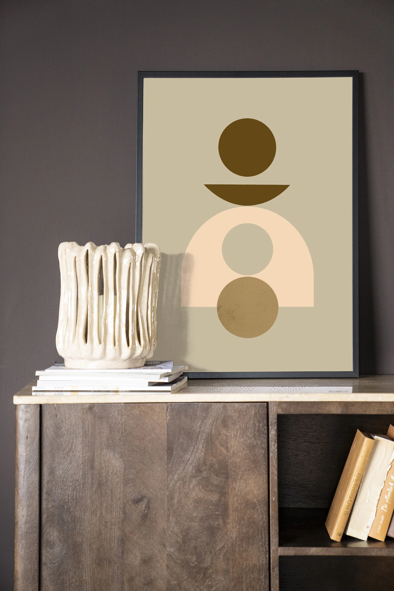 Wandkleed Forma 4 Beige - Urban Cotton hangend boven een houten dressoir met boeken en een vaas