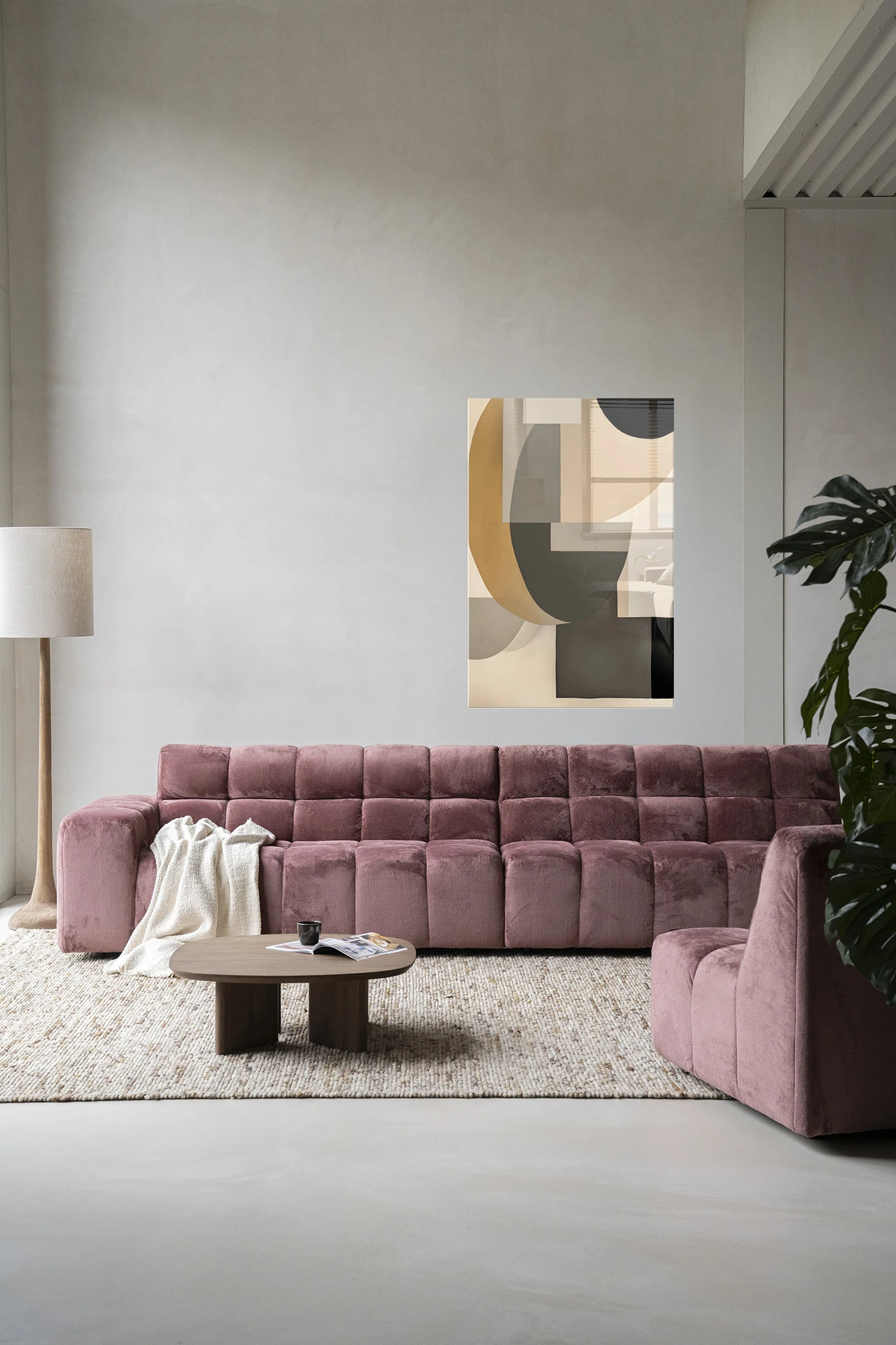 Wandkleed Tighten van Urban Cotton in een moderne woonkamer boven een roze bank