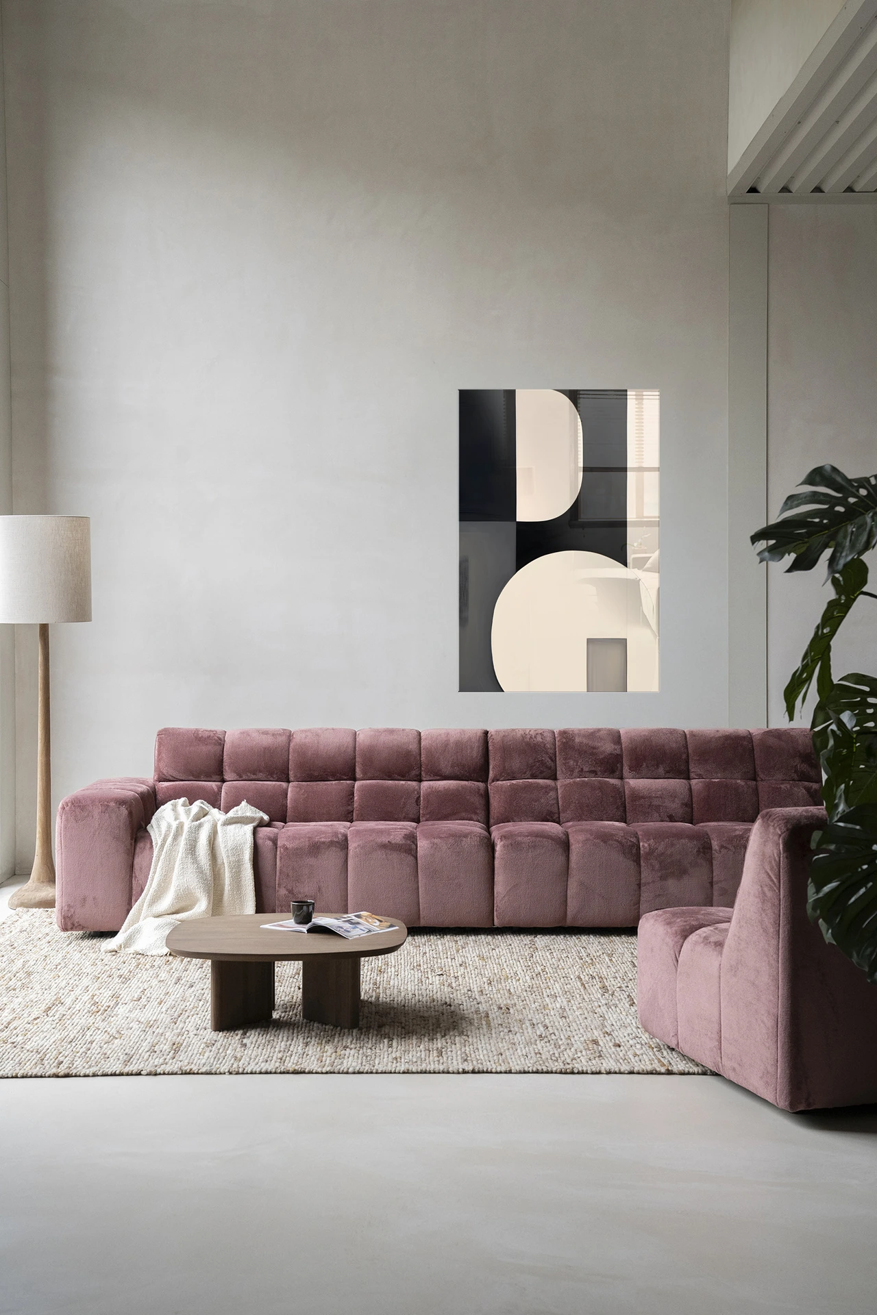 Wandkleed Repel - Urban Cotton hangend boven een roze bank in een moderne woonkamer