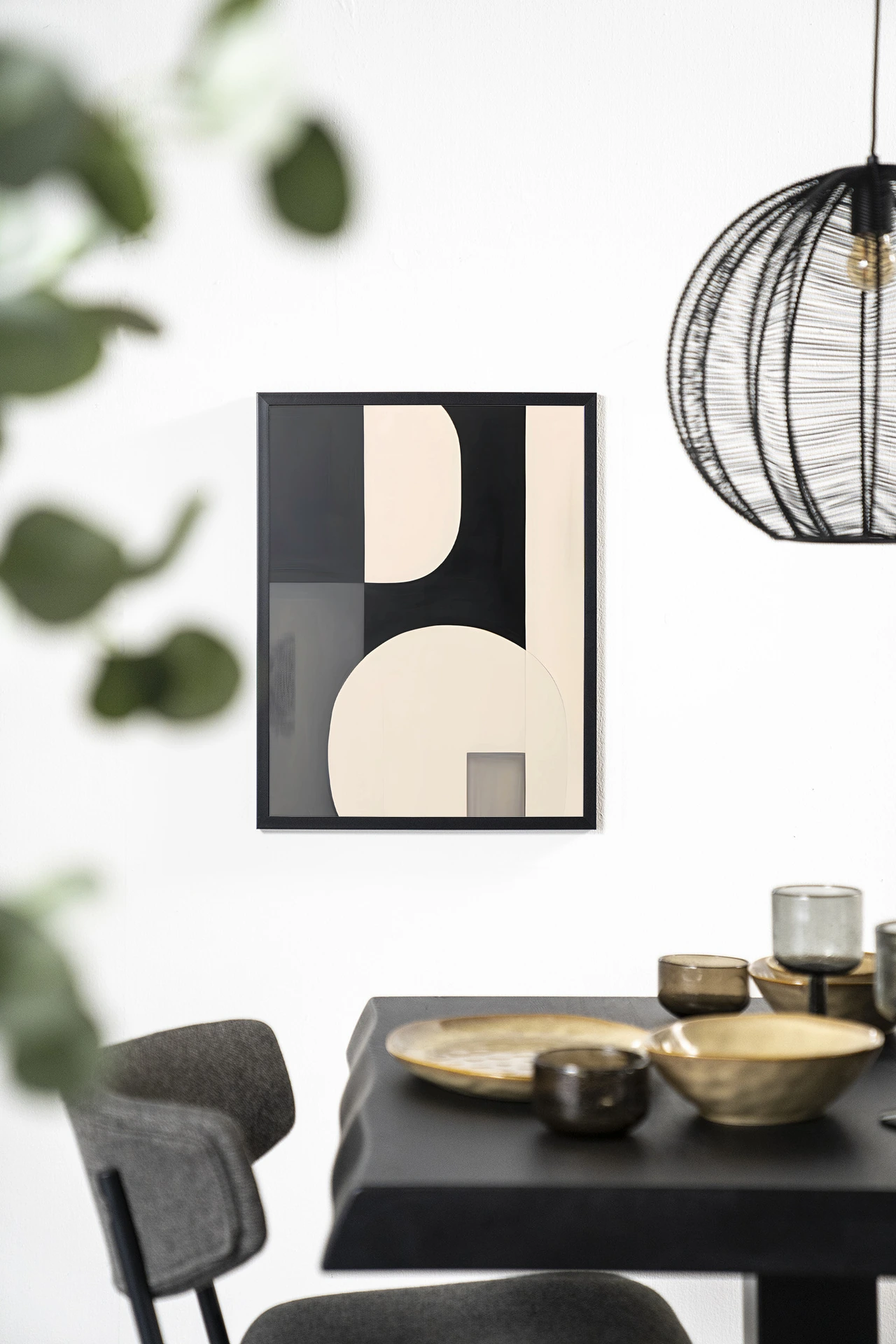 Wandkleed Repel - Urban Cotton in een moderne eetkamer met zwarte tafel en gouden servies