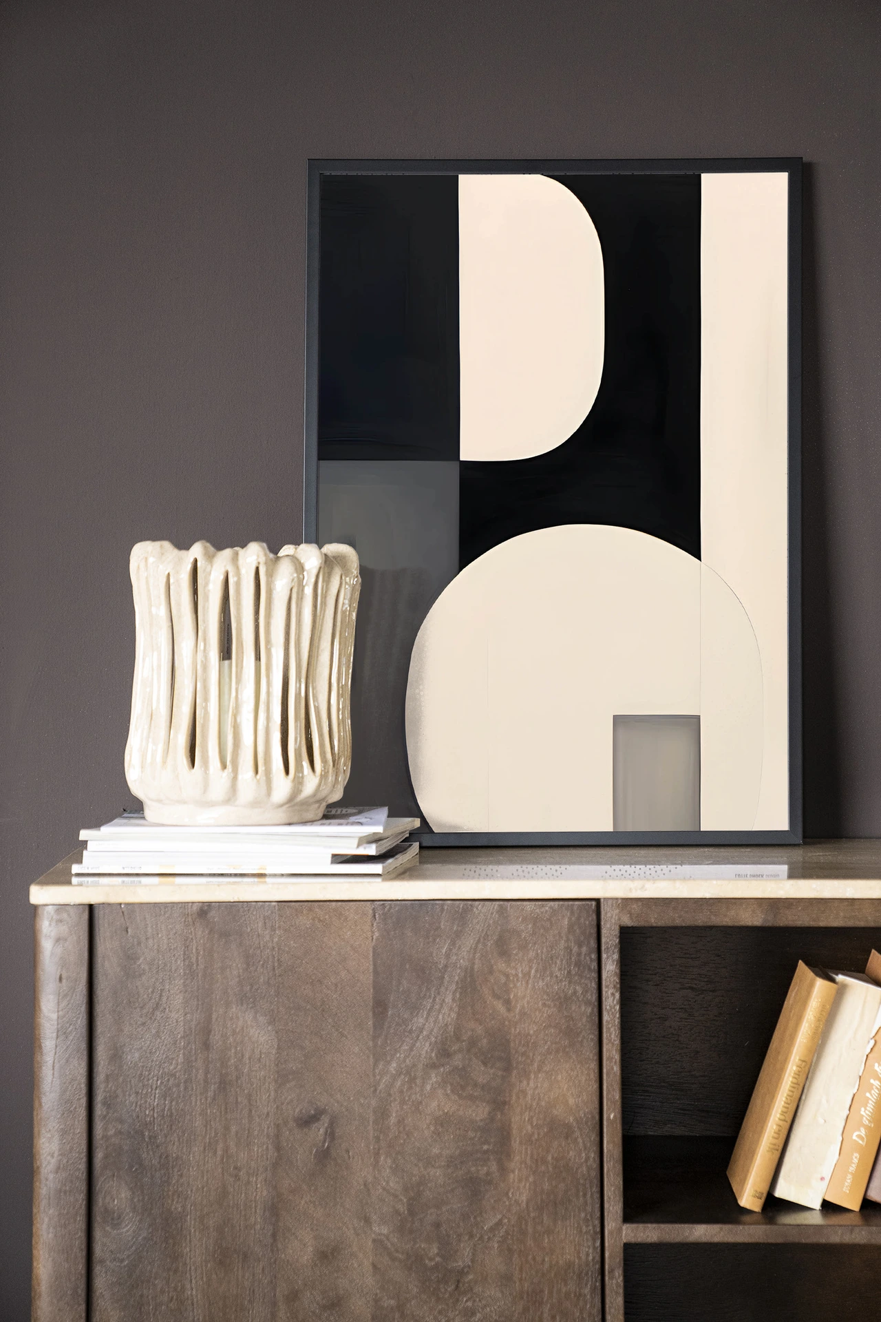 Wandkleed Repel - Urban Cotton in een interieur met een kast en boeken, staand op een dressoir