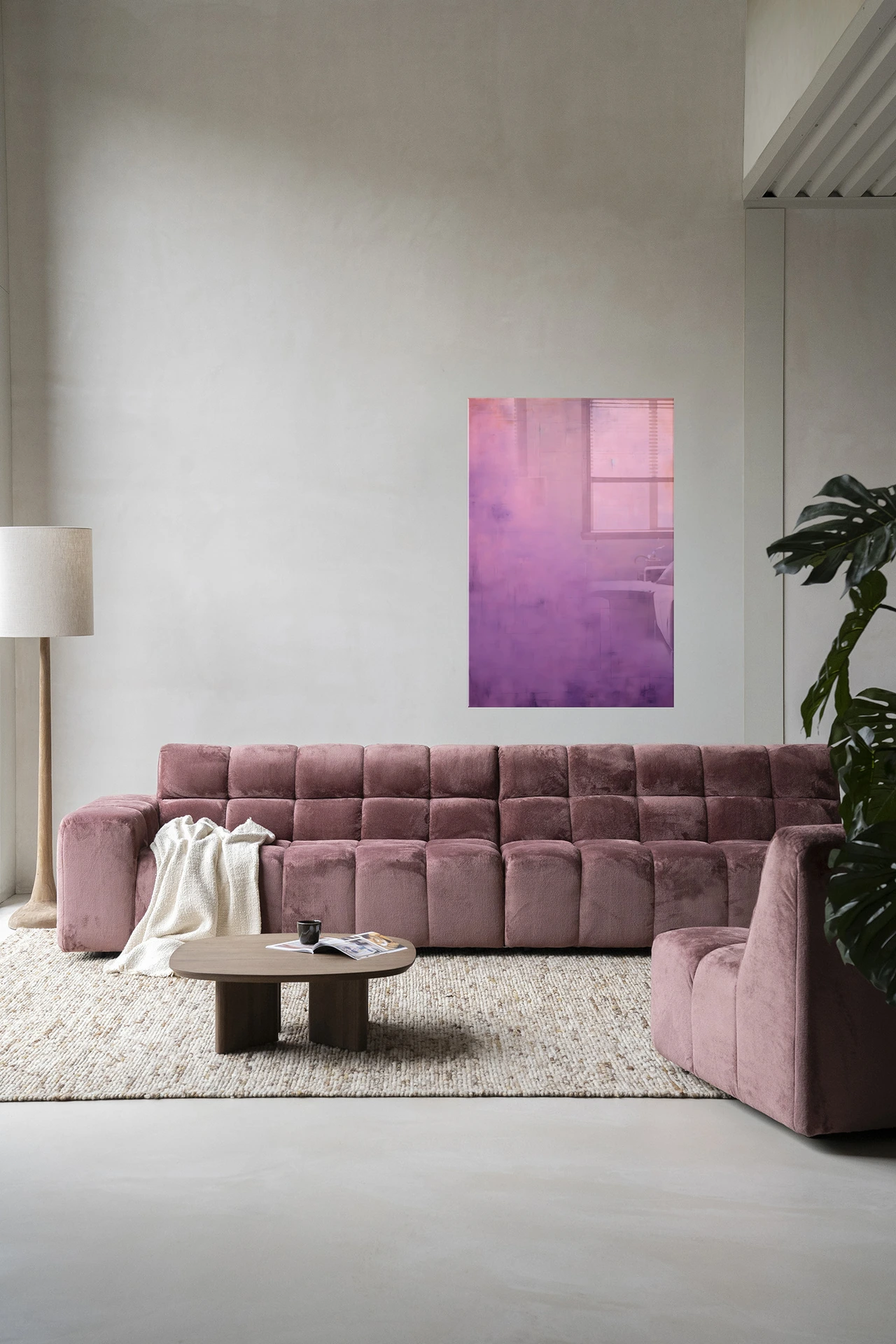 Wandkleed Purple in een moderne woonkamer met een roze bank en een houten salontafel - Urban Cotton
