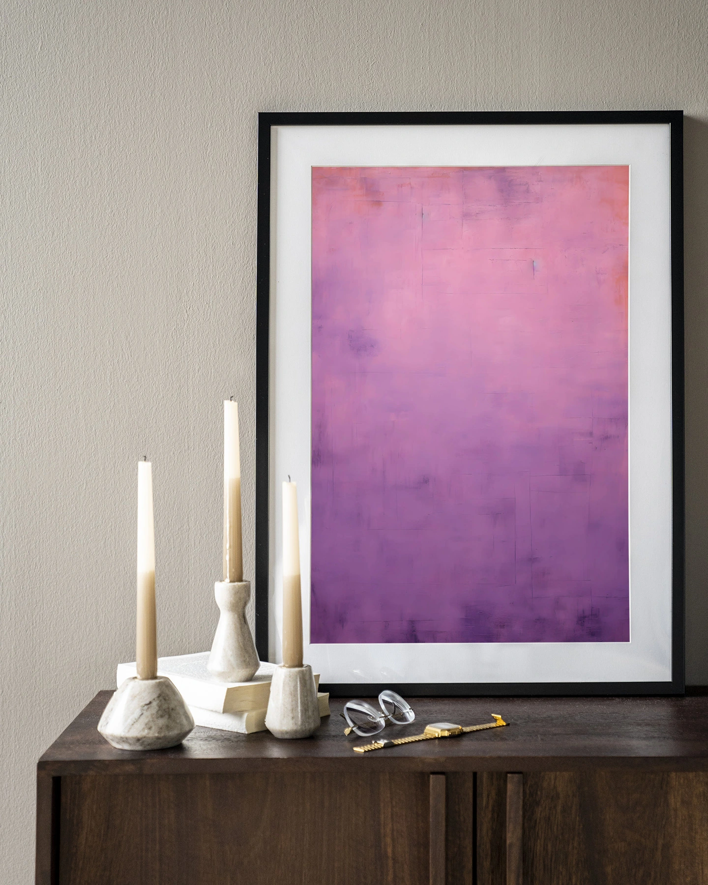 Wandkleed Purple - Urban Cotton hangt aan een grijze muur boven een houten dressoir met kaarsen en bril