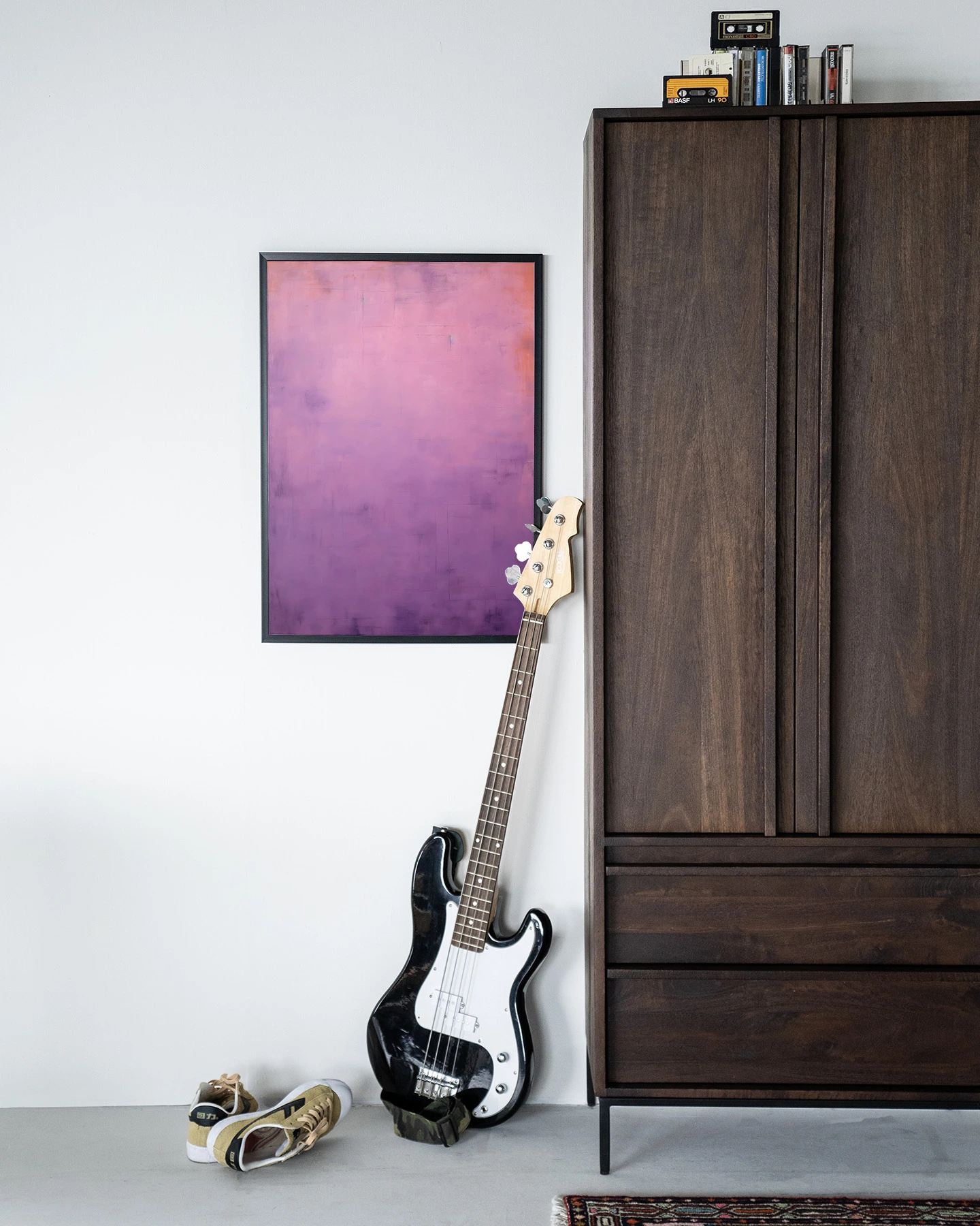 Wandkleed Purple - Urban Cotton in een moderne kamer met een basgitaar en een houten kast