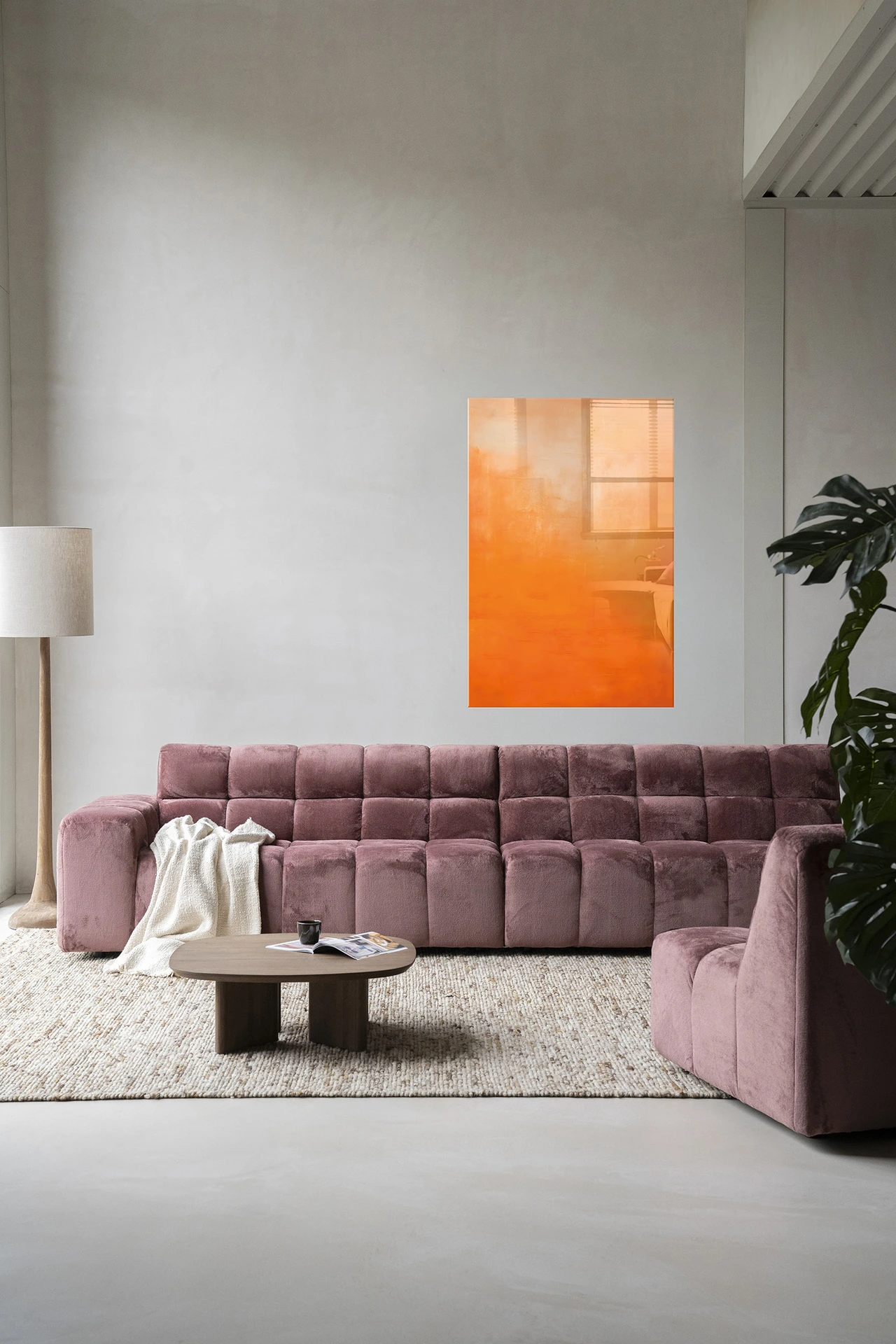 Wandkleed Orange - Urban Cotton hangend in een moderne woonkamer boven een roze bank