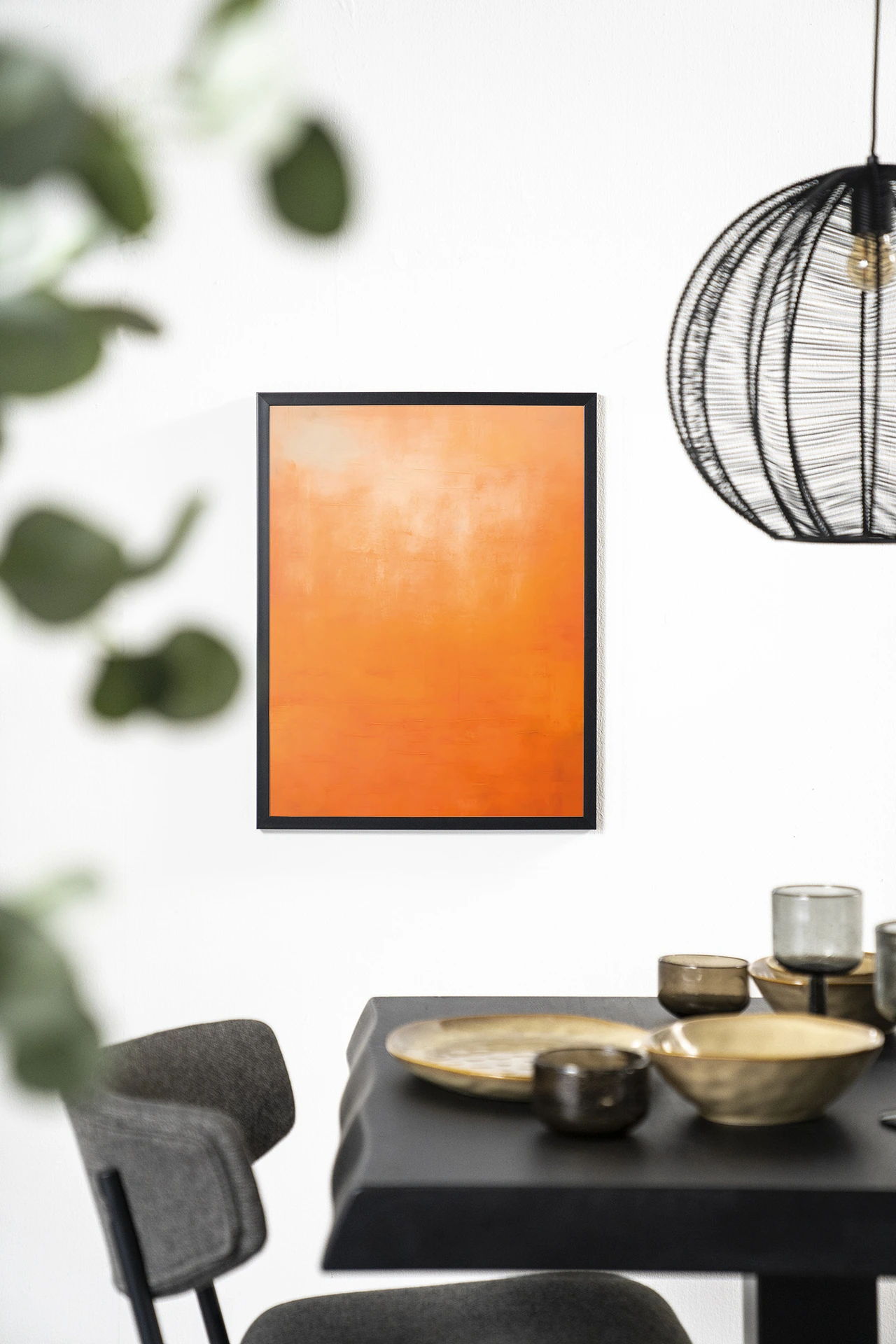Wandkleed Orange - Urban Cotton hangend aan een witte muur boven een zwarte tafel