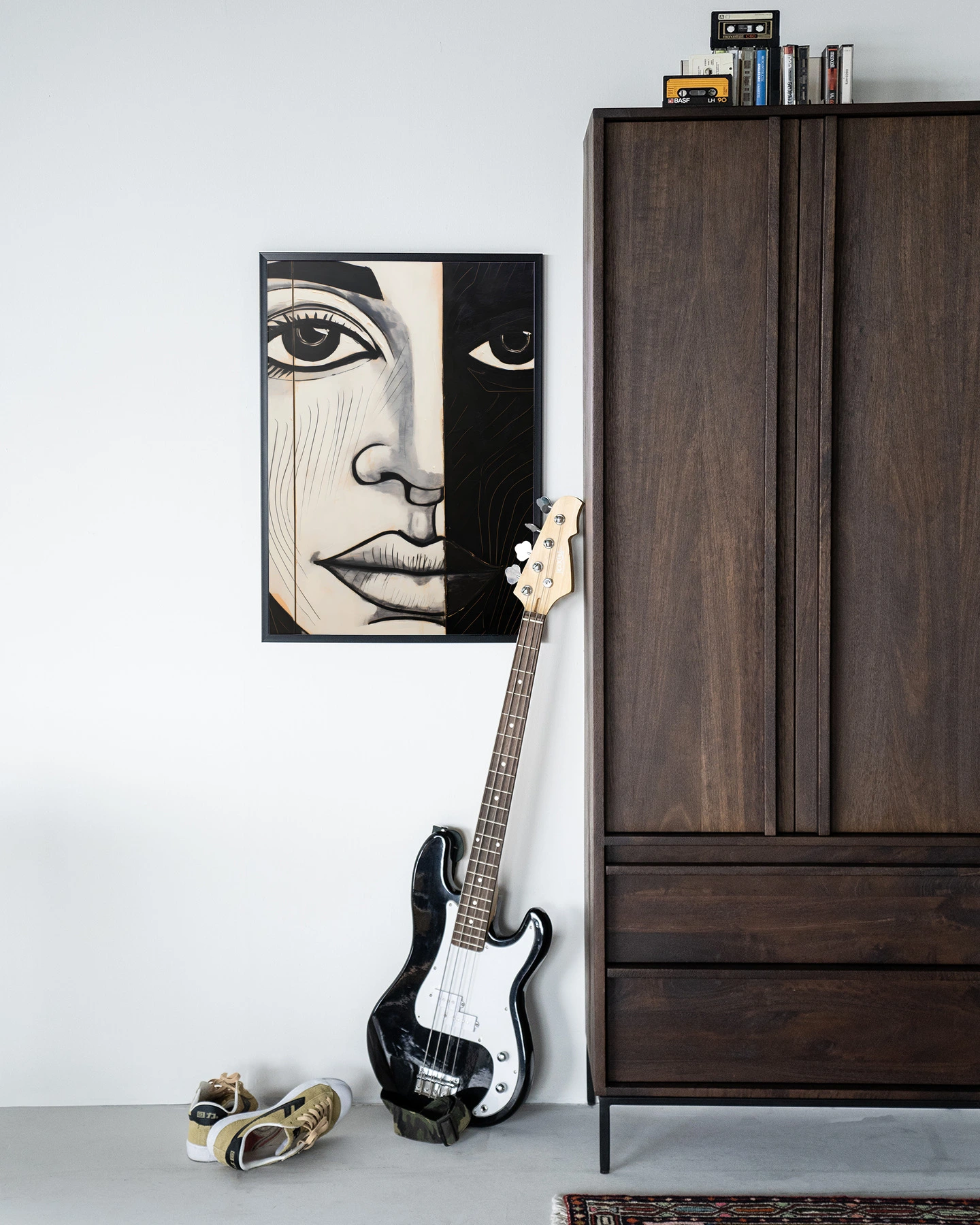 Wandkleed Contrast - Urban Cotton hangt aan een witte muur naast een donkerbruine kast