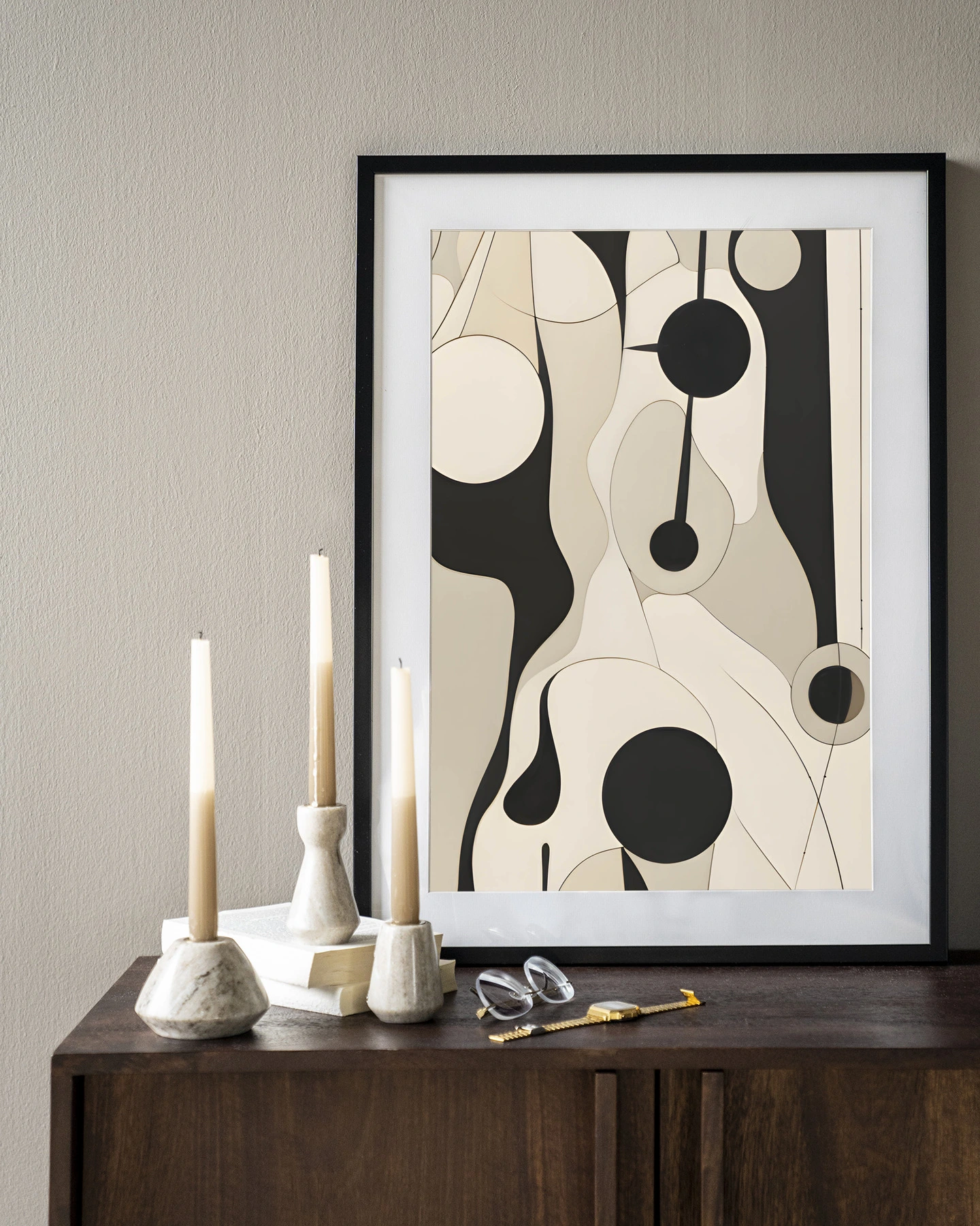 De Art print Carcassone - Urban Cotton hangt in een zwarte lijst boven een houten dressoir met kaarsen en een bril