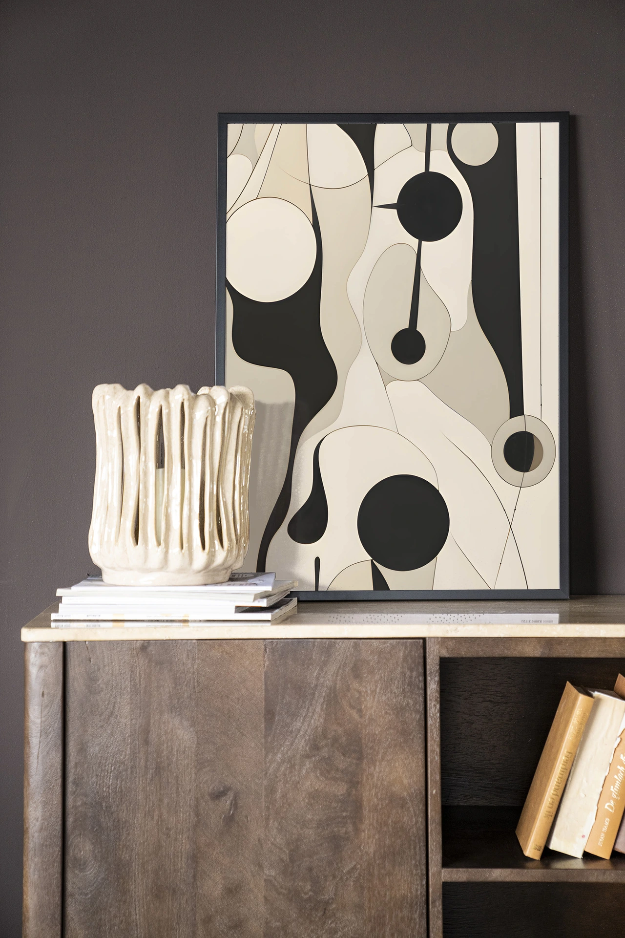 Art print Carcassone - Urban Cotton ingelijst hangend boven een houten dressoir met boeken