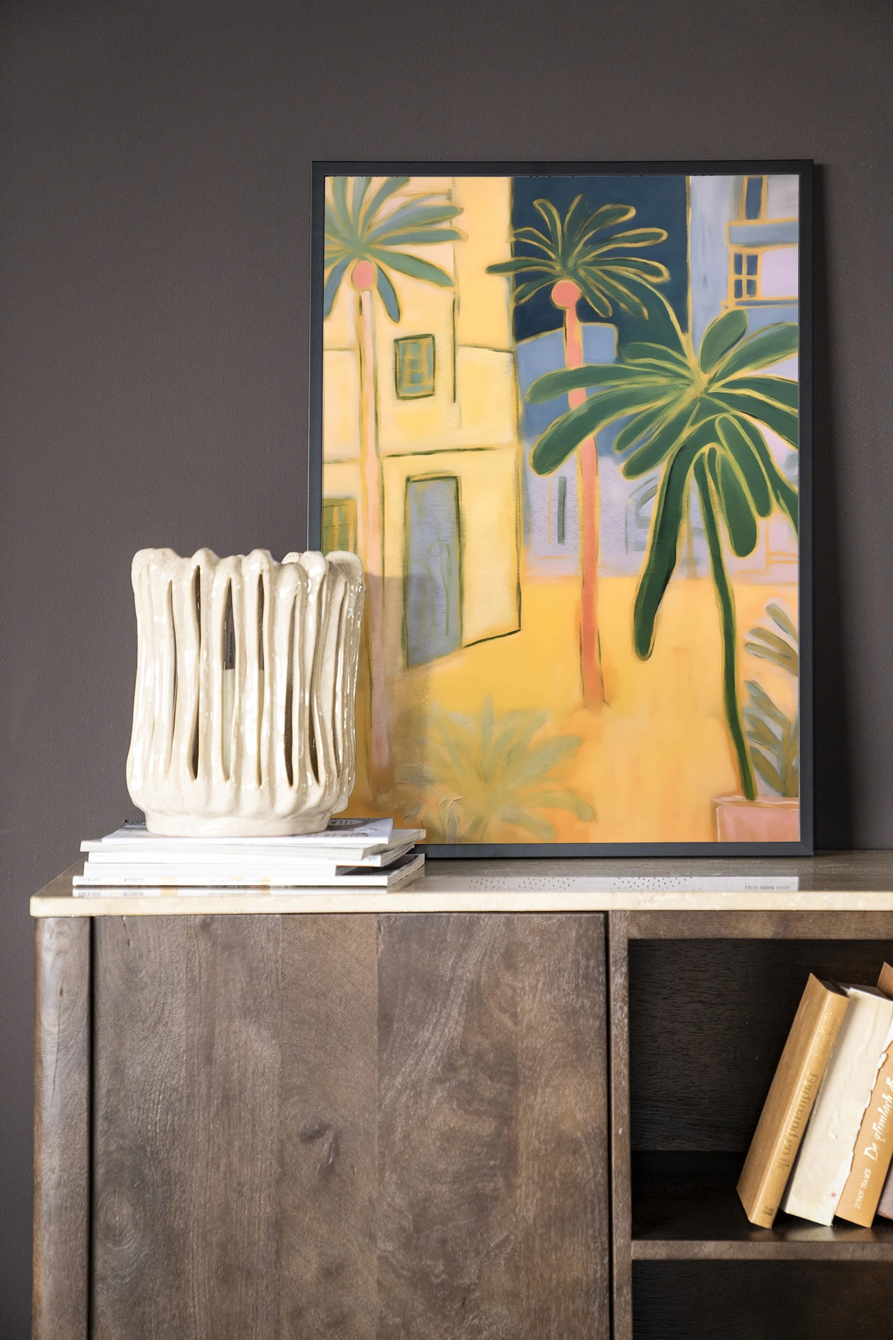 Wandkleed Otrobanda - Urban Cotton in een interieur met een donkergrijze muur en houten kast