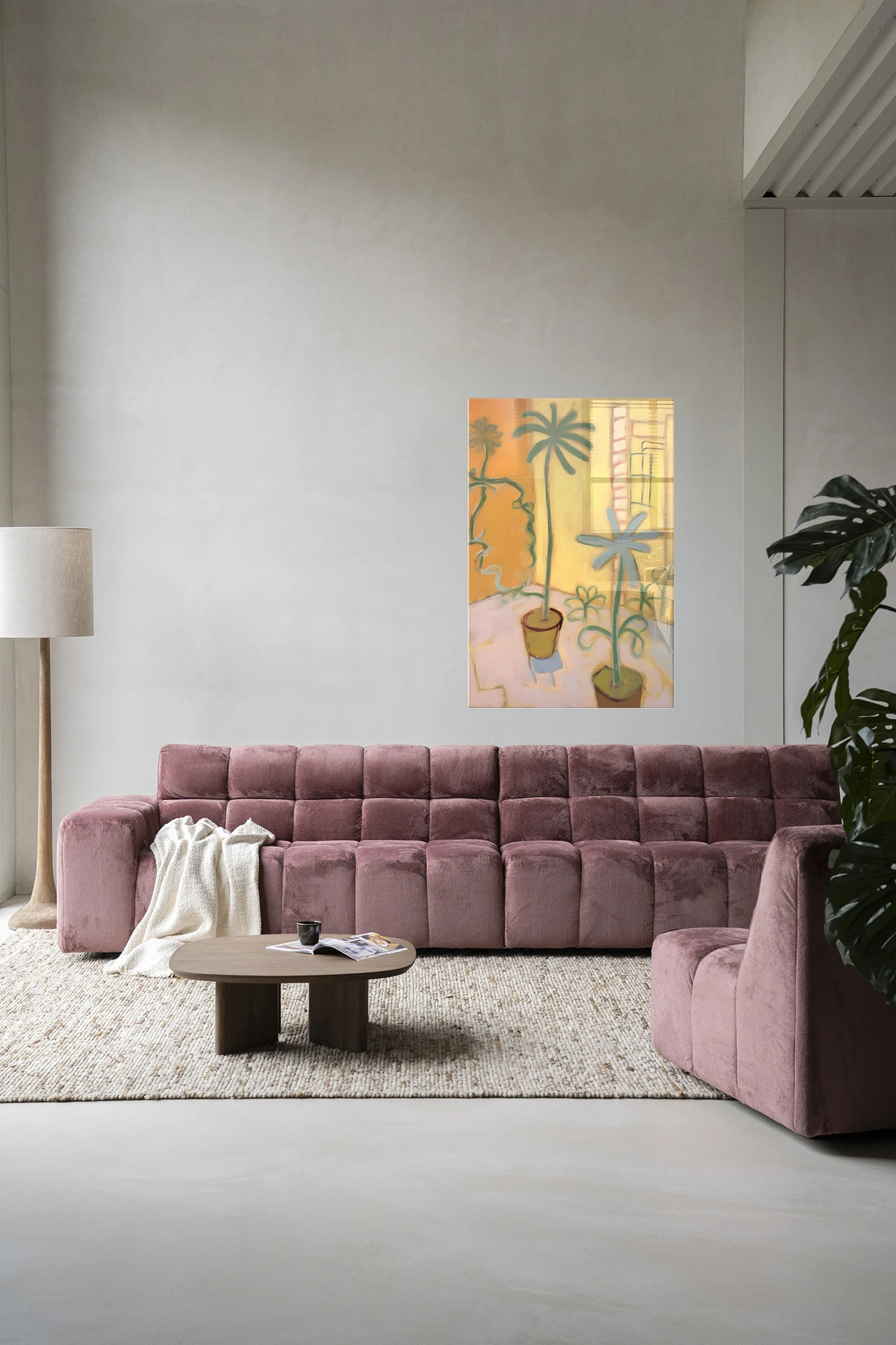 Wandkleed Cabo Verde hangt boven een roze bank in een lichte woonkamer met salontafel en vloerkleed - Urban Cotton