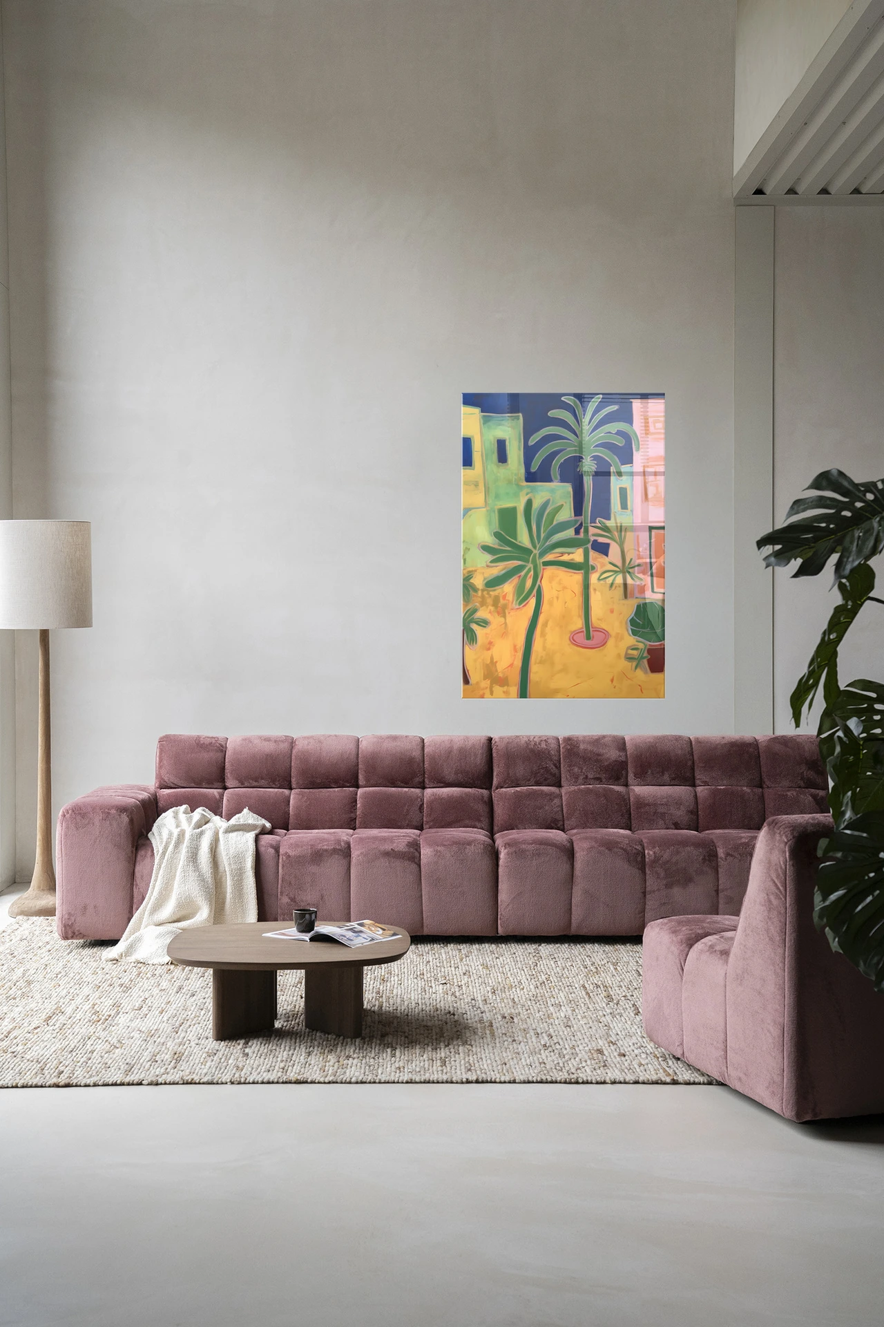Wandkleed Santa Rosa in een moderne woonkamer boven een roze bank met een houten salontafel - Urban Cotton