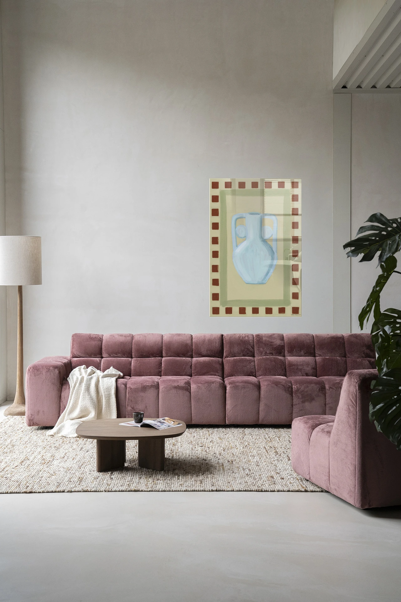 Wandkleed Eclectic Series 1 - Urban Cotton hangt boven een roze bank in een lichte woonkamer