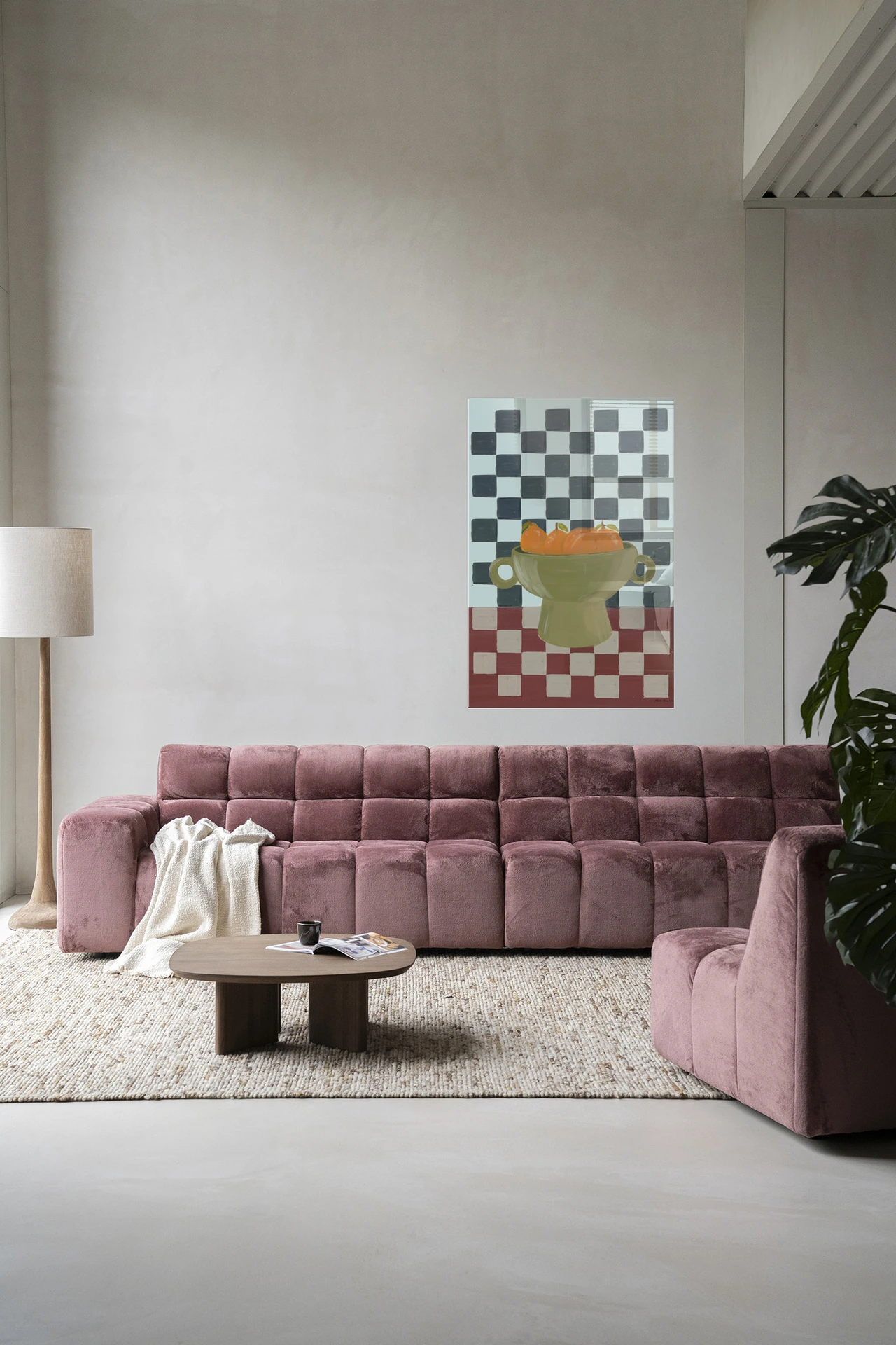 Wandkleed Eclectic Series 2 - Urban Cotton in een woonkamer boven een roze bank