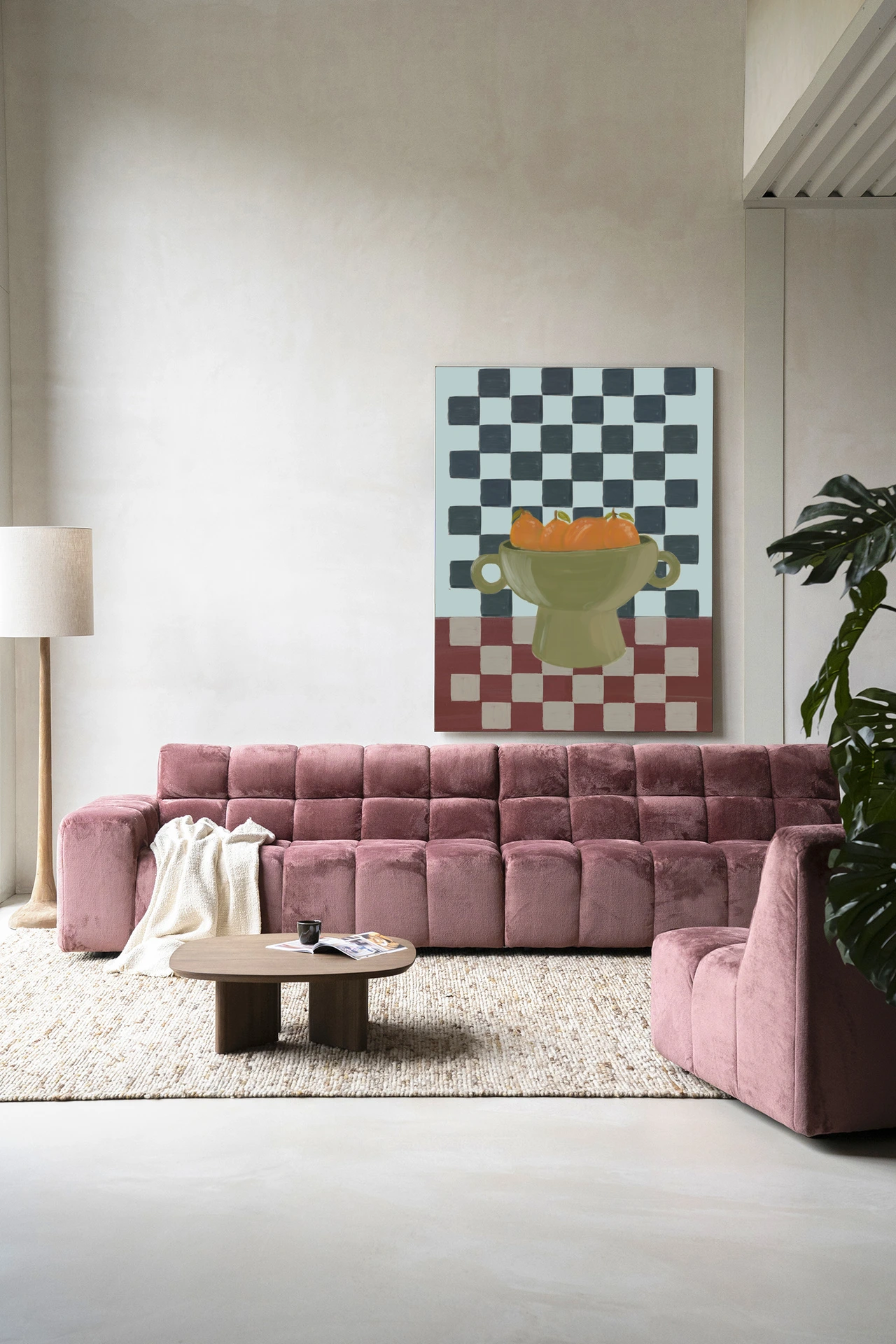 Wandkleed Eclectic Series 2 - Urban Cotton hangt boven een roze bank in een moderne woonkamer