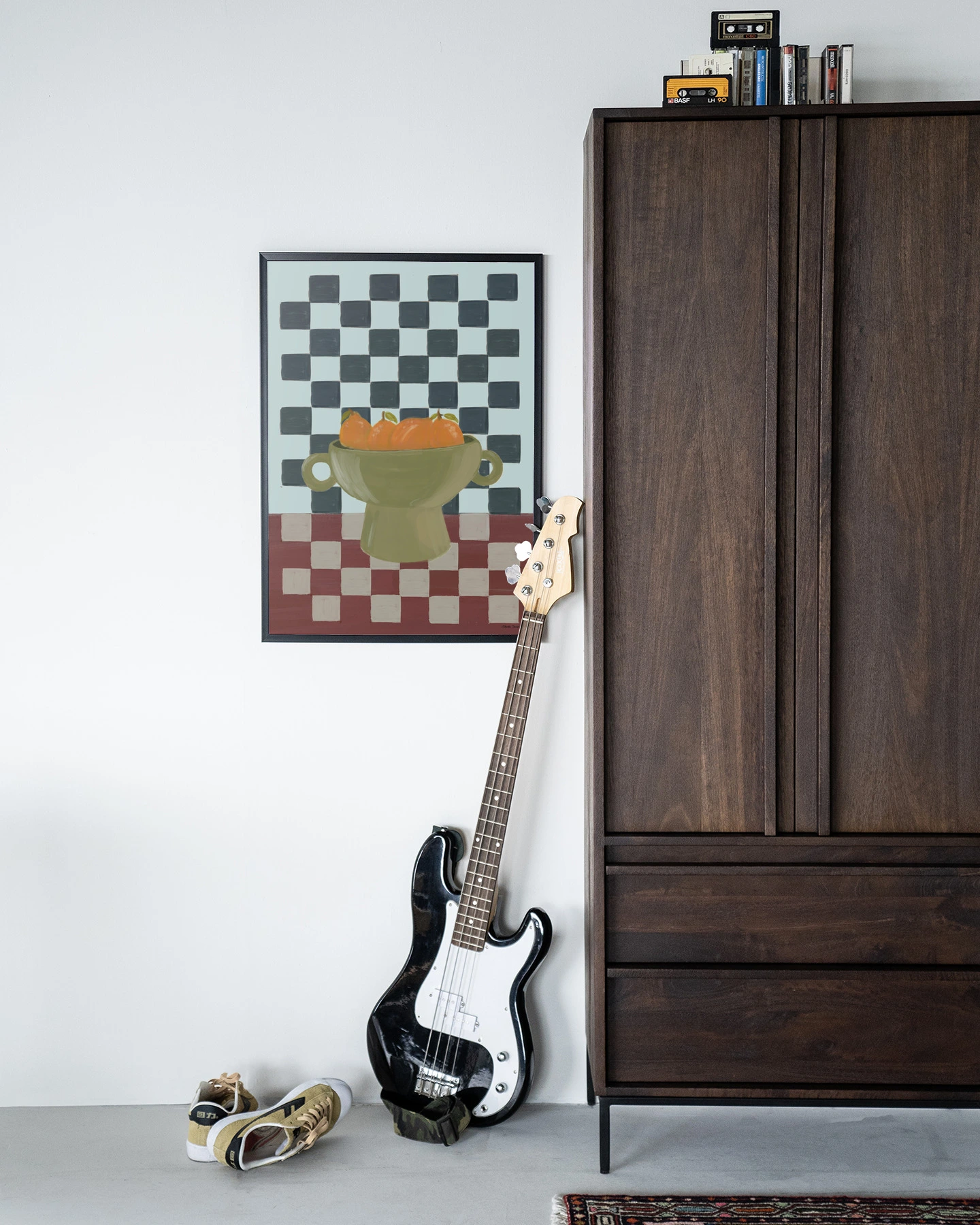 Wandkleed Eclectic Series 2 - Urban Cotton hangt aan een witte muur boven een basgitaar en schoenen