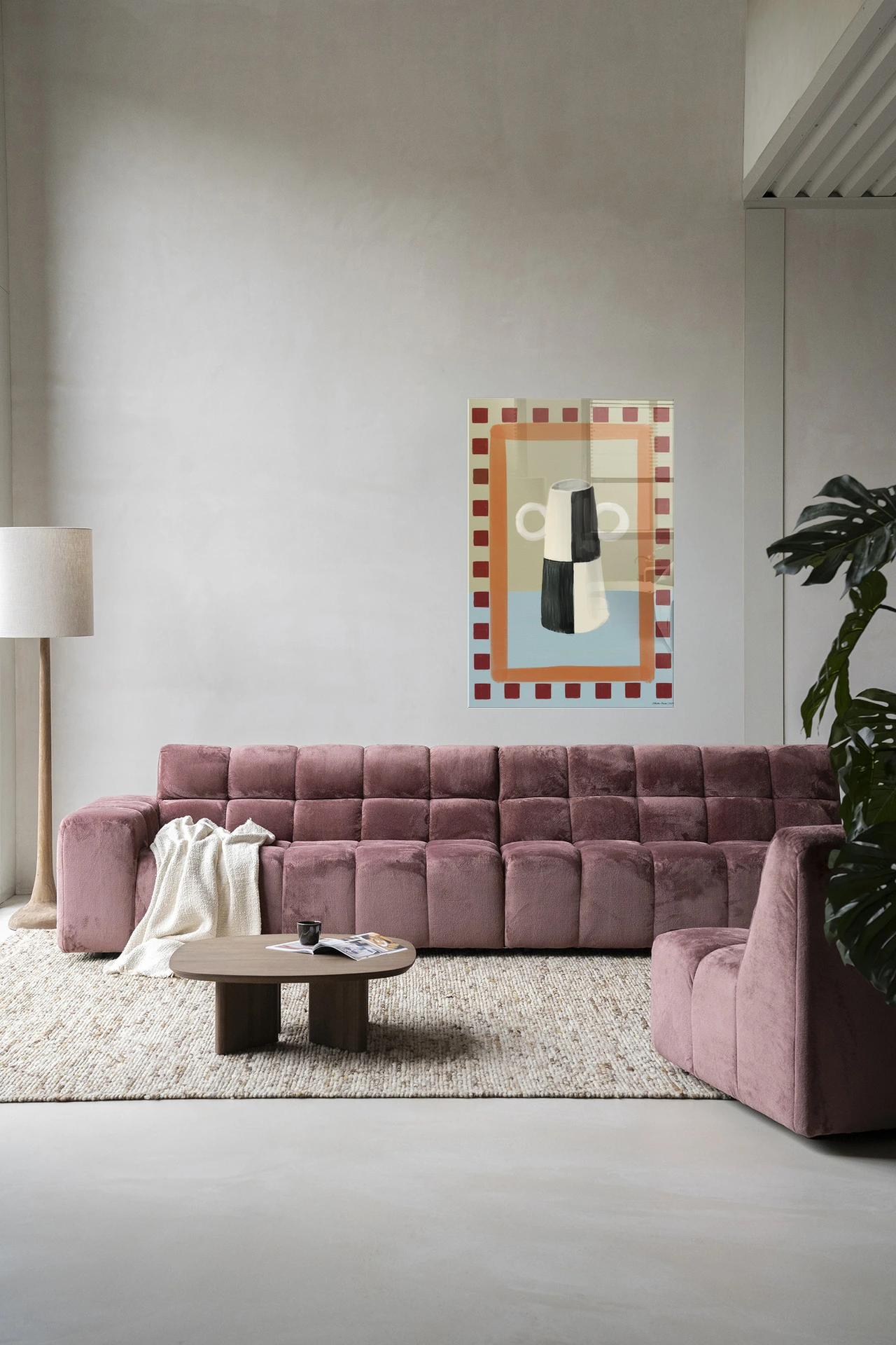 Wandkleed Eclectic Series 3 - Urban Cotton hangend boven een roze bank in een lichte woonkamer