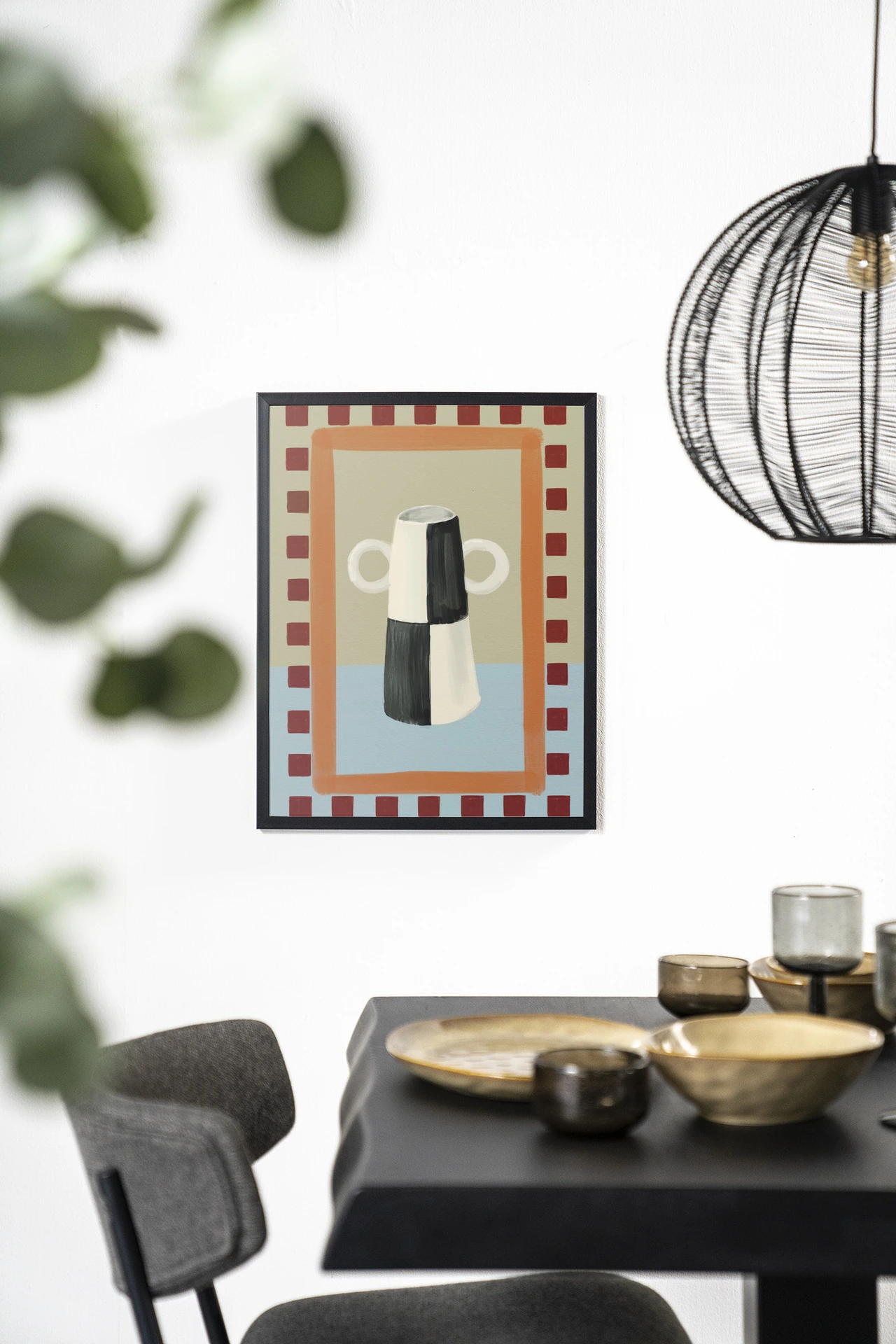 Wandkleed Eclectic Series 3 - Urban Cotton hangend aan een witte muur boven een eettafel