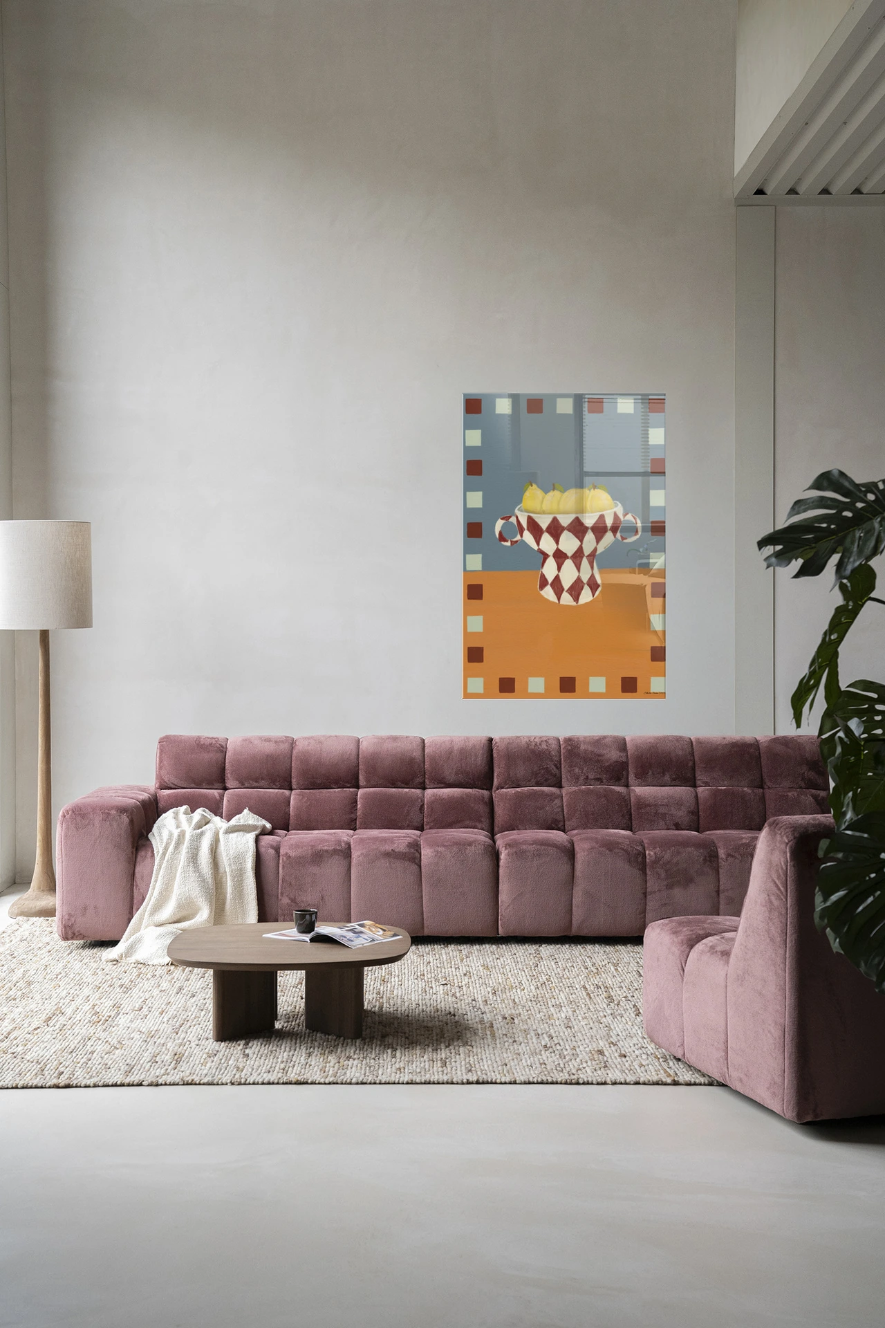 Wandkleed Eclectic Series 4 - Urban Cotton hangt boven een roze bank in een moderne woonkamer