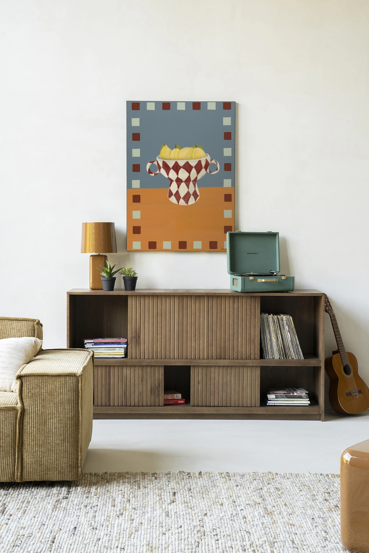 Wandkleed Eclectic Series 4 - Urban Cotton hangend boven een houten dressoir in een woonkamer