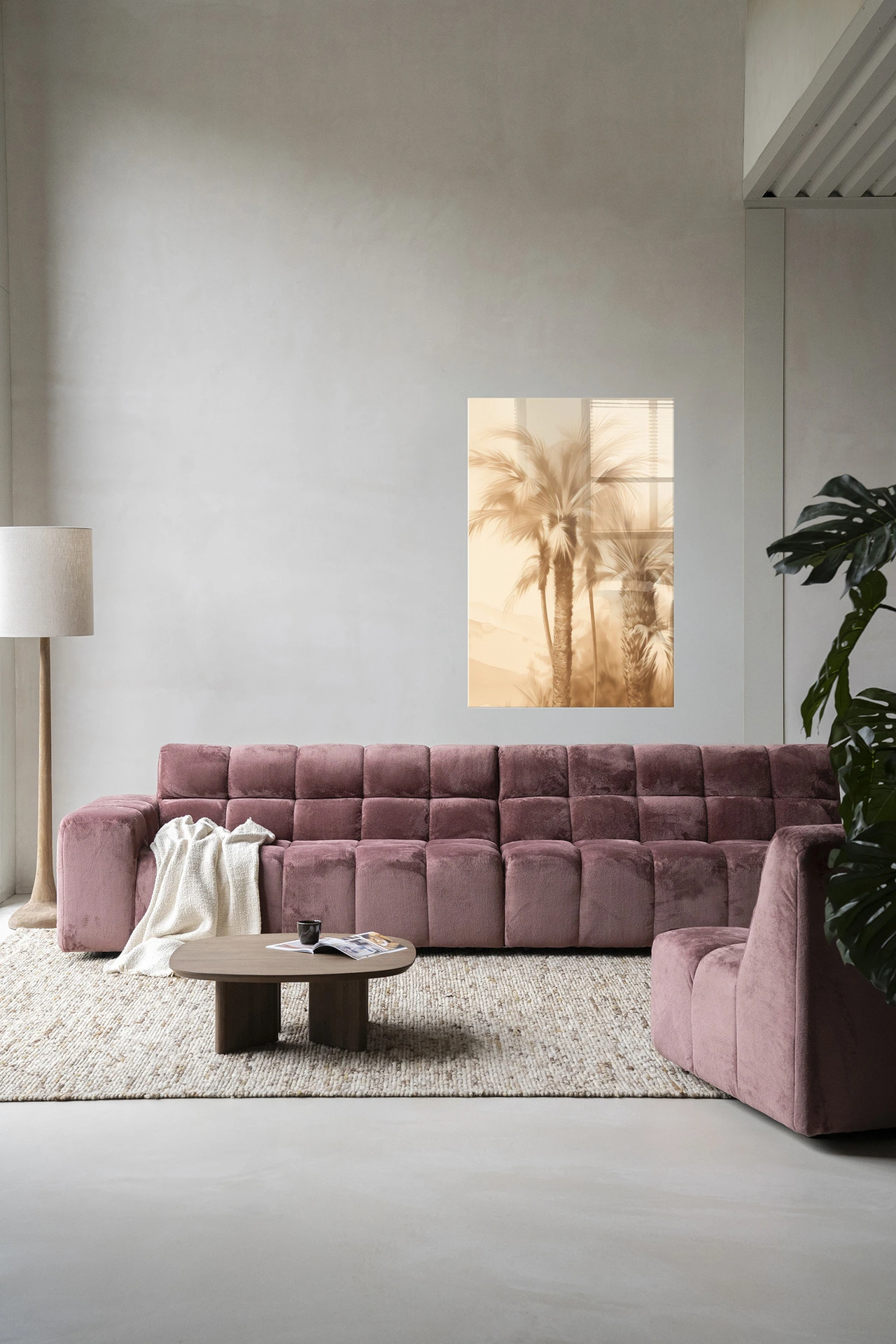 Wandkleed Desert Mirage - Urban Cotton in een moderne woonkamer boven een roze bank