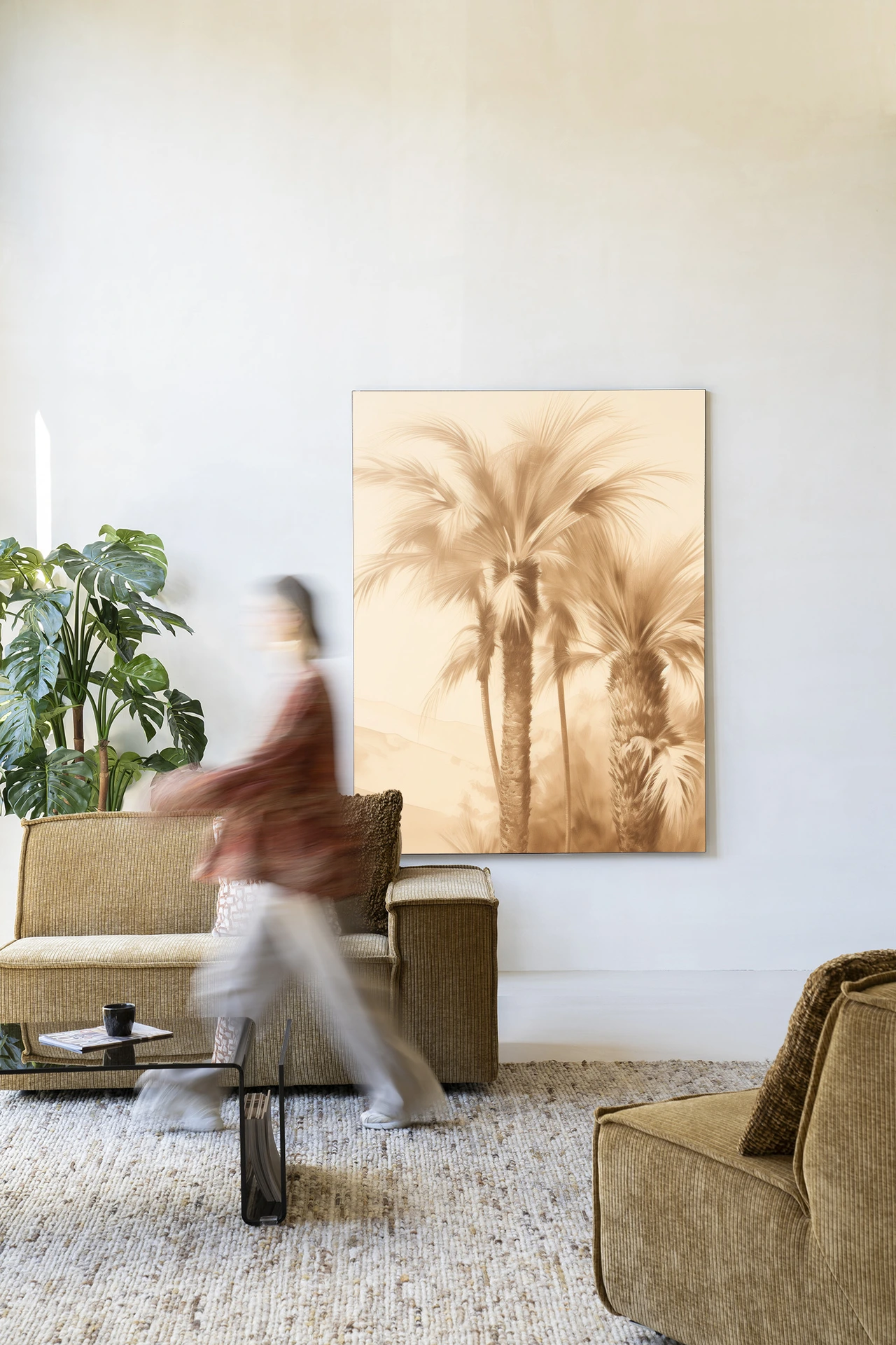 Wandkleed Desert Mirage - Urban Cotton in een lichte woonkamer met een persoon die voorbij loopt