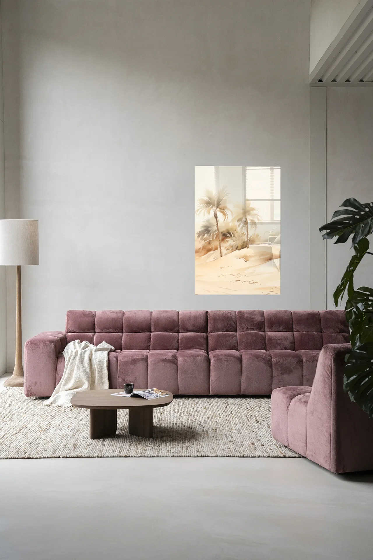 Wandkleed Palm Dust - Urban Cotton in een moderne woonkamer boven een roze bank