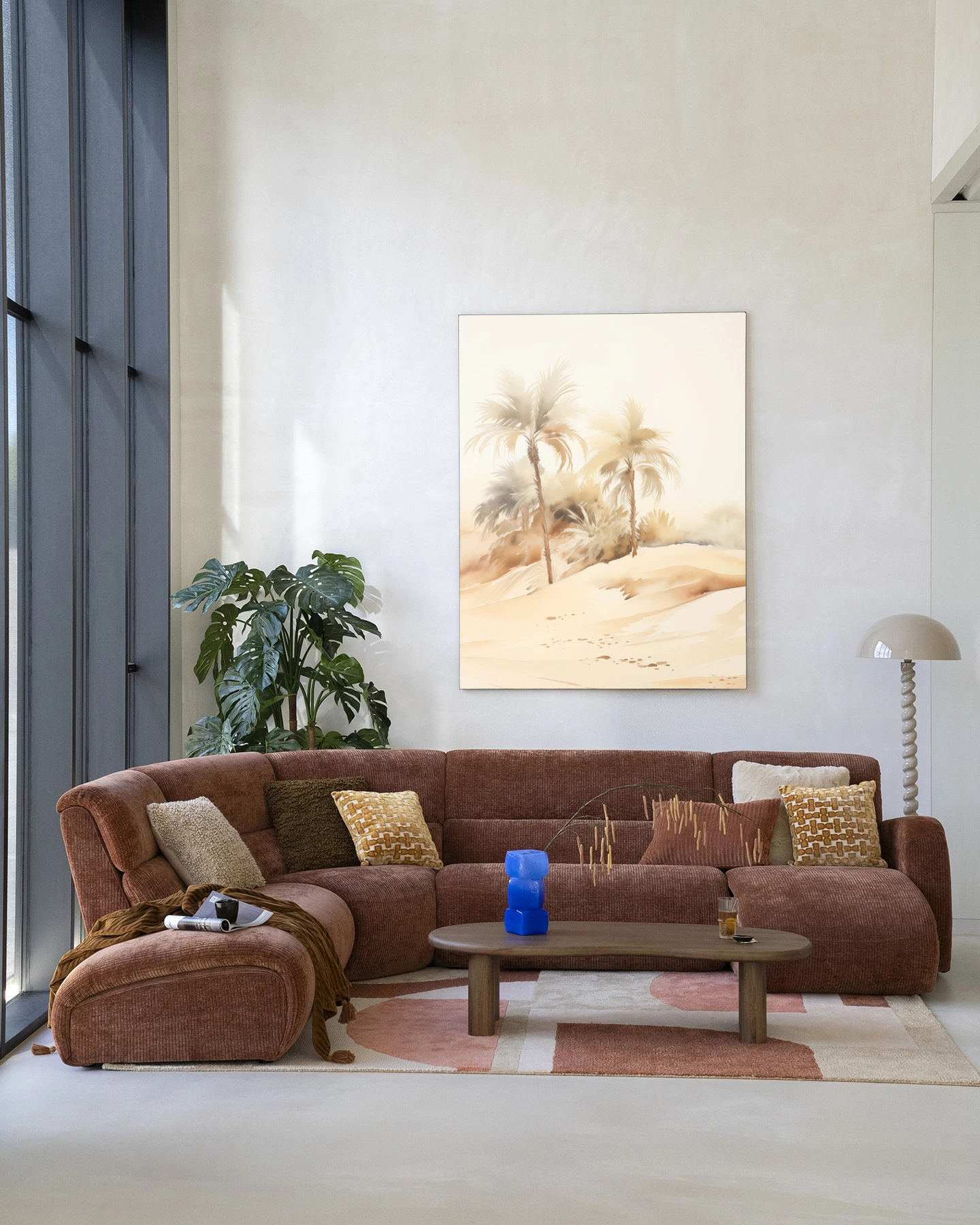 Wandkleed Palm Dust in een sfeervolle woonkamer met een bruine bank en een salontafel - Urban Cotton
