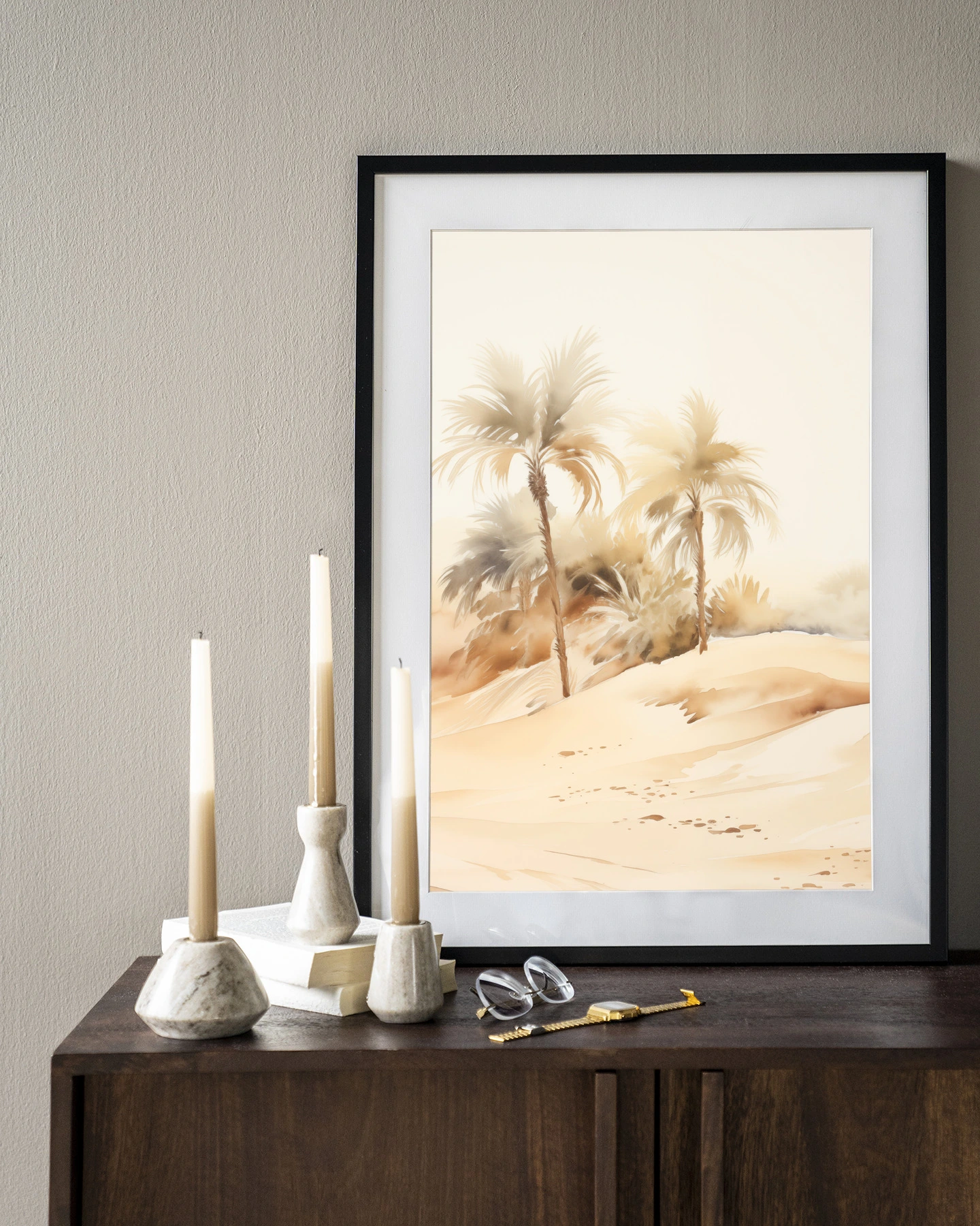 Wandkleed Palm Dust - Urban Cotton in een lijst op een houten dressoir met kaarsen en boeken