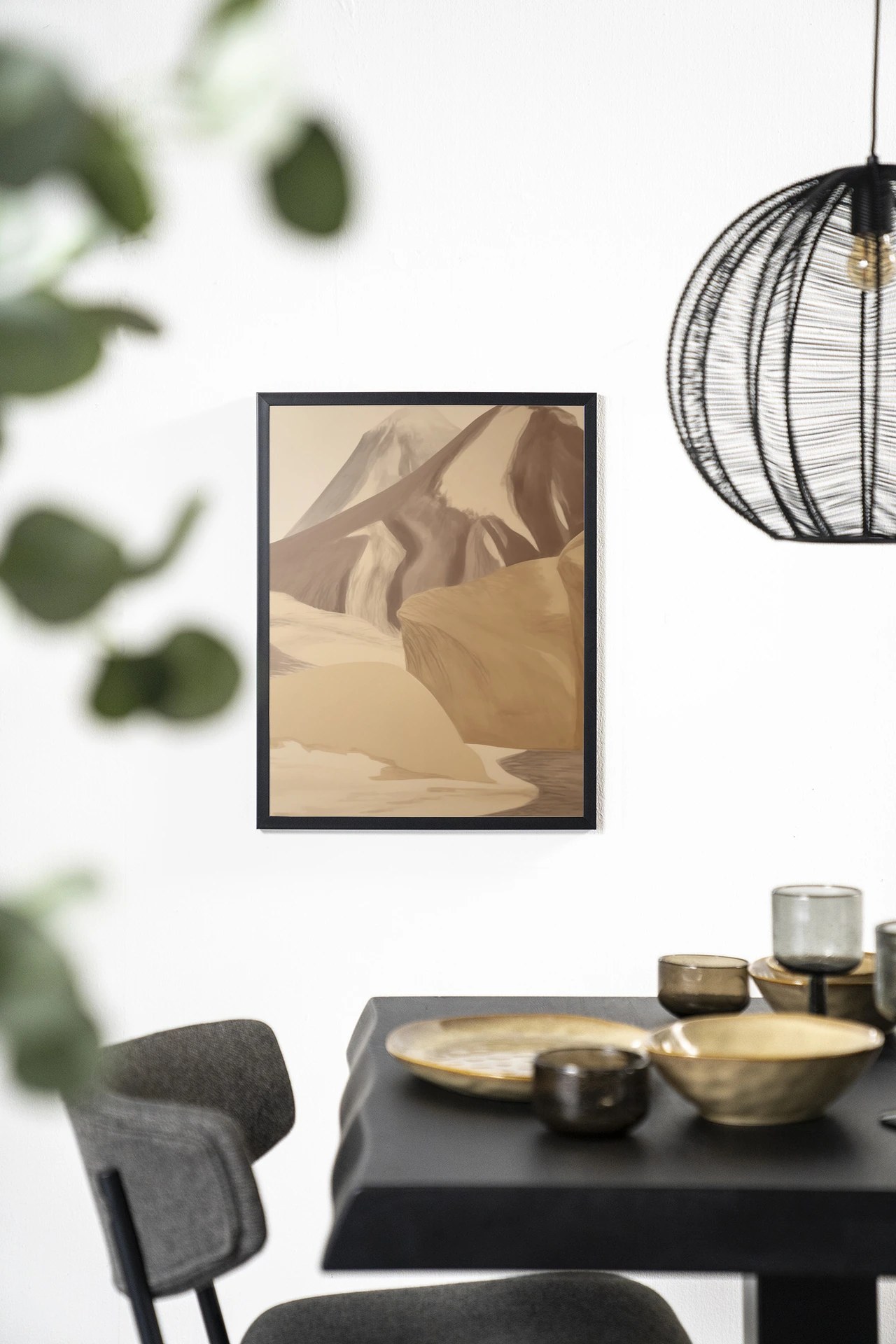 Wandteppich Rocky Mountain - Urban Cotton hängt an einer weißen Wand über einem schwarzen Esstisch