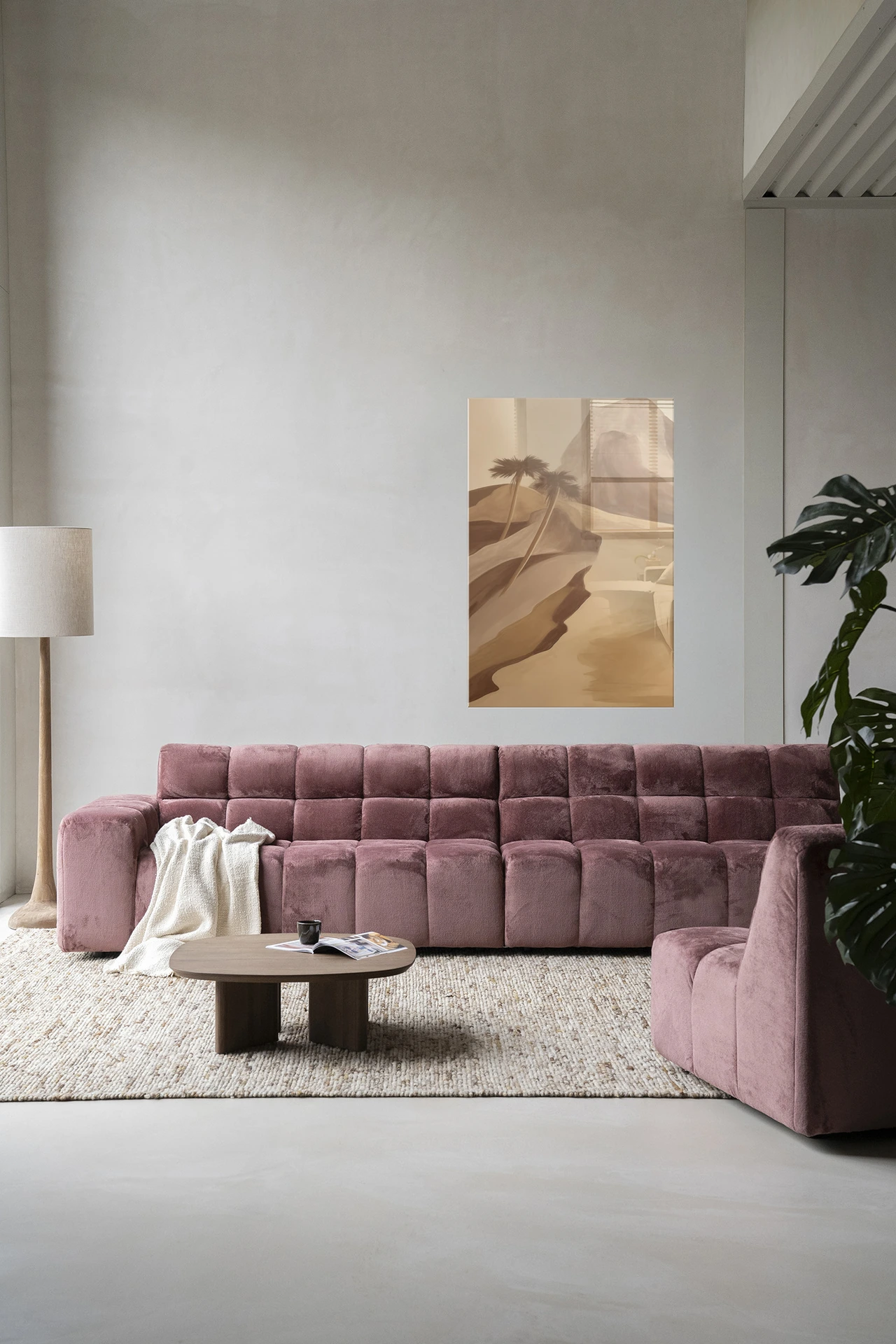 Wandkleed Rocky Palm in een moderne woonkamer boven een roze bank met een salontafel - Urban Cotton