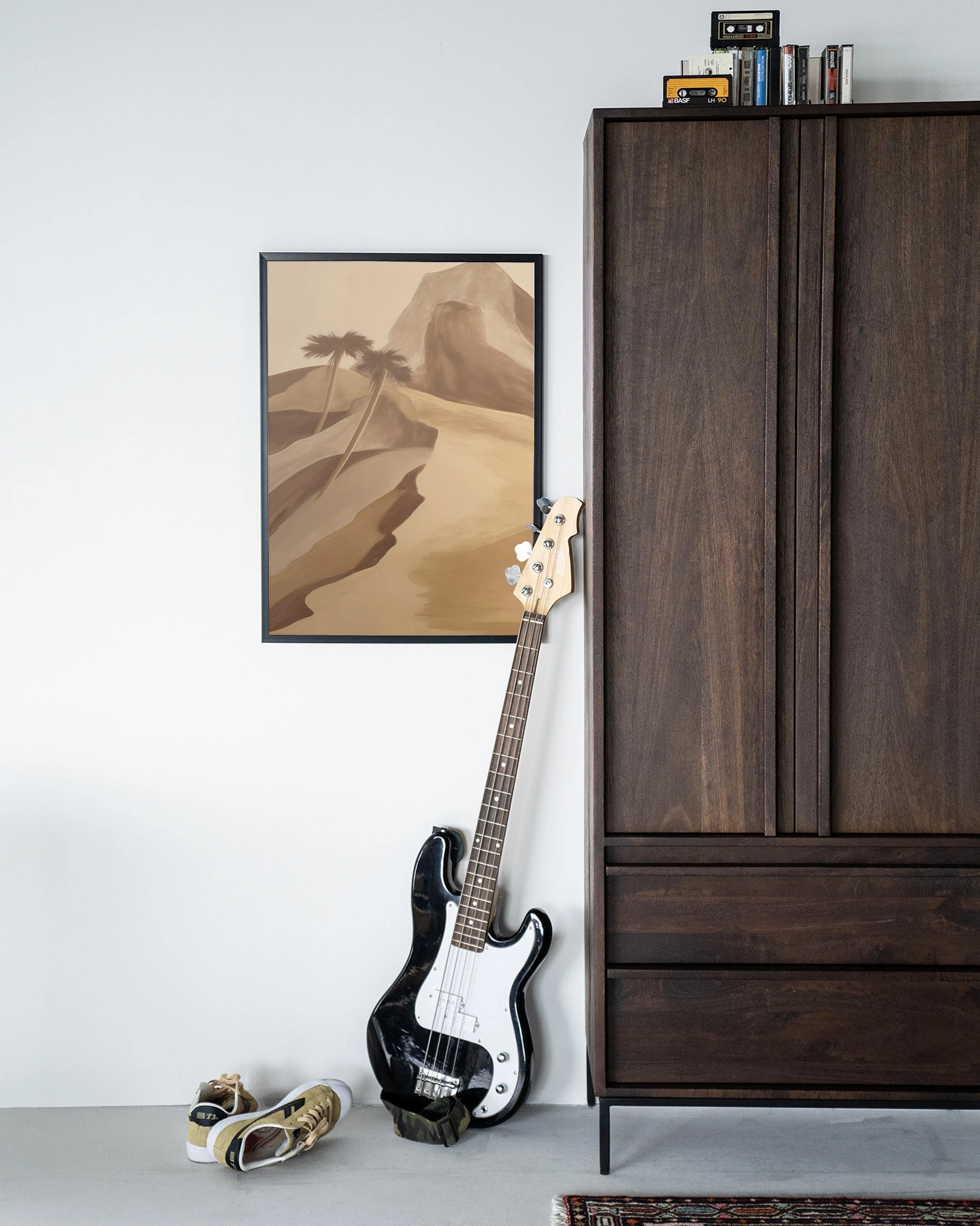Wandkleed Rocky Palm - Urban Cotton hangend aan een witte muur naast een donkerbruine kast
