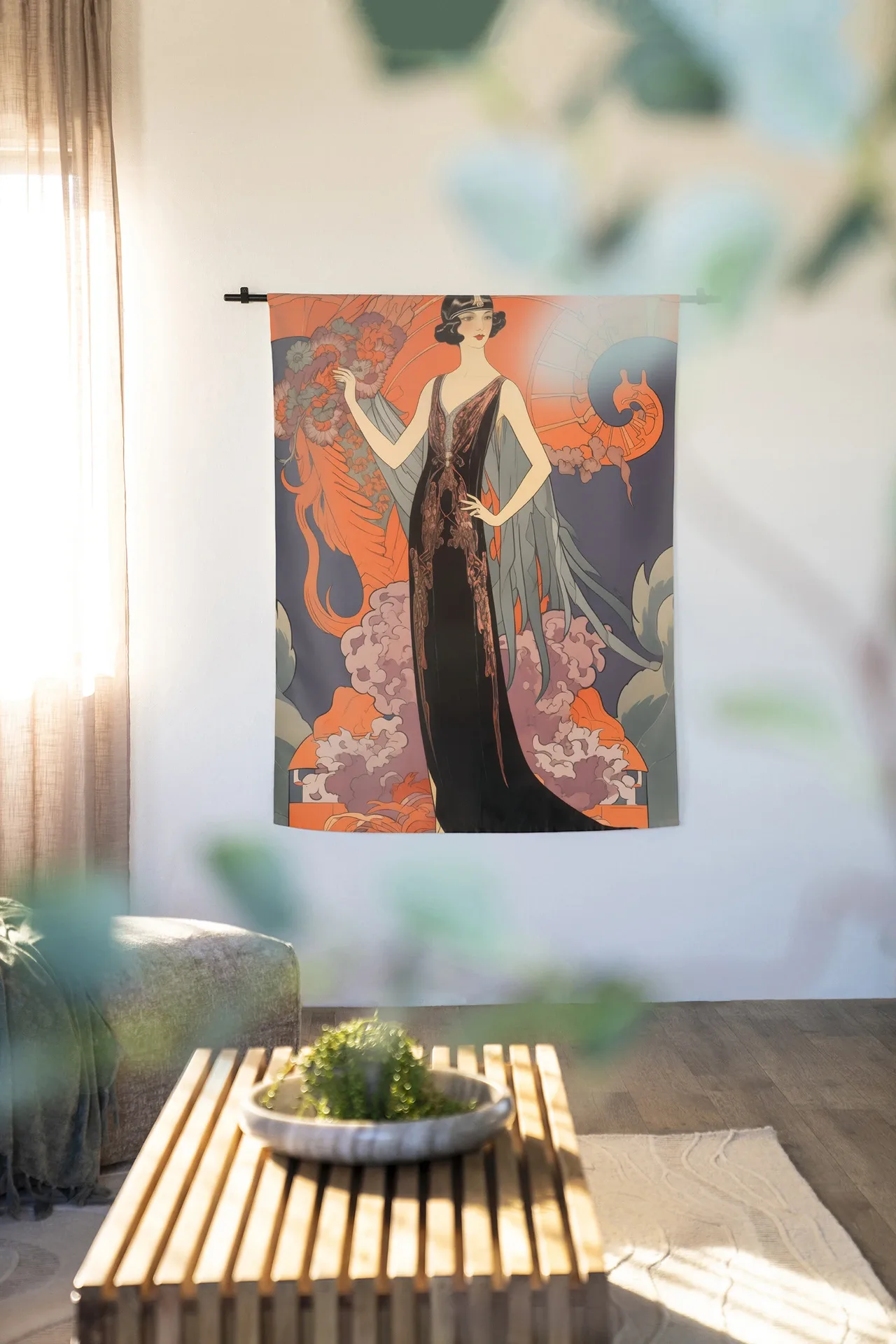 Wandkleed Gatsby Lady in een lichte woonkamer met een houten salontafel en plant - Urban Cotton