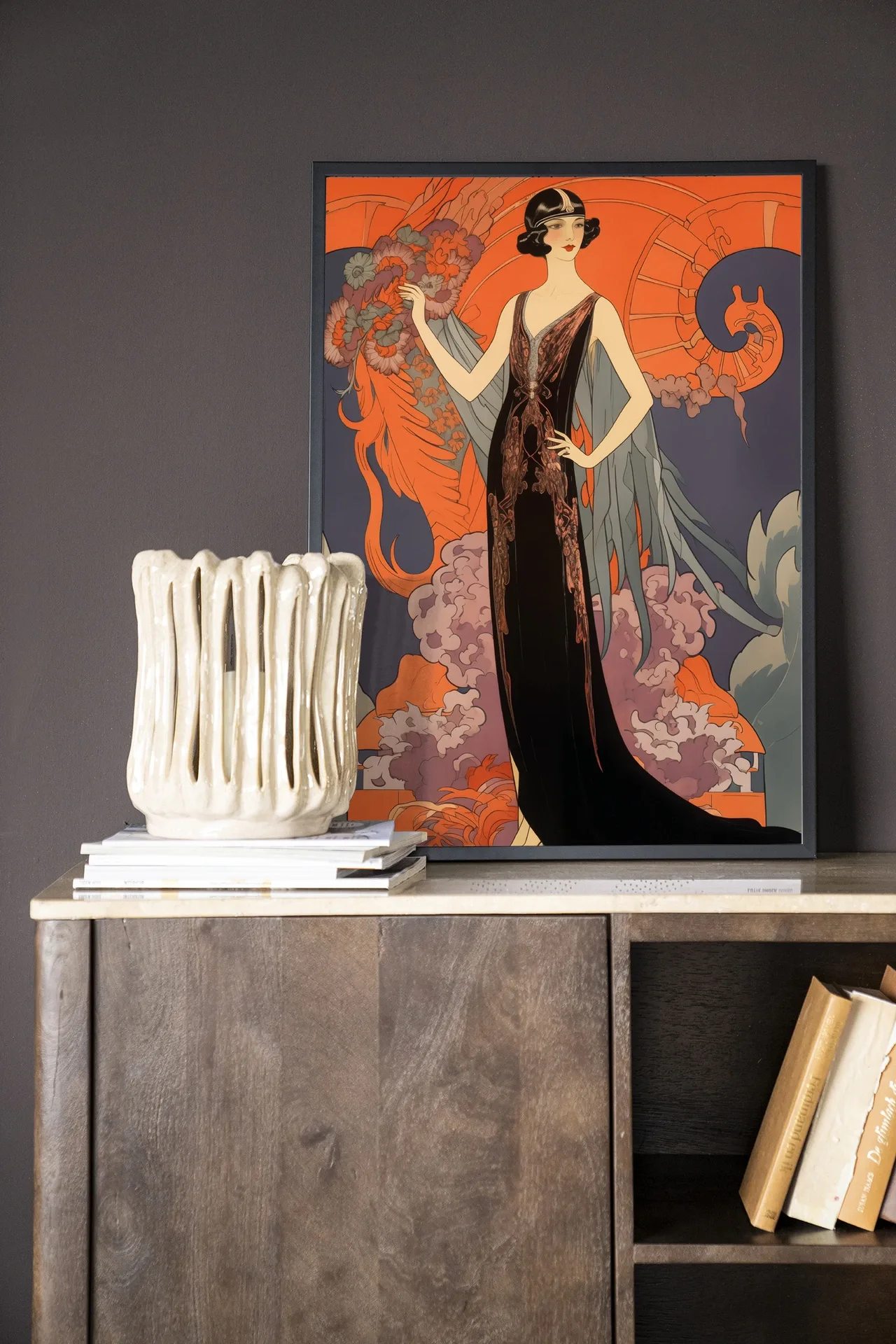Wandkleed Gatsby Lady - Urban Cotton in een donkere woonkamer met een vaas en boeken op een houten kast