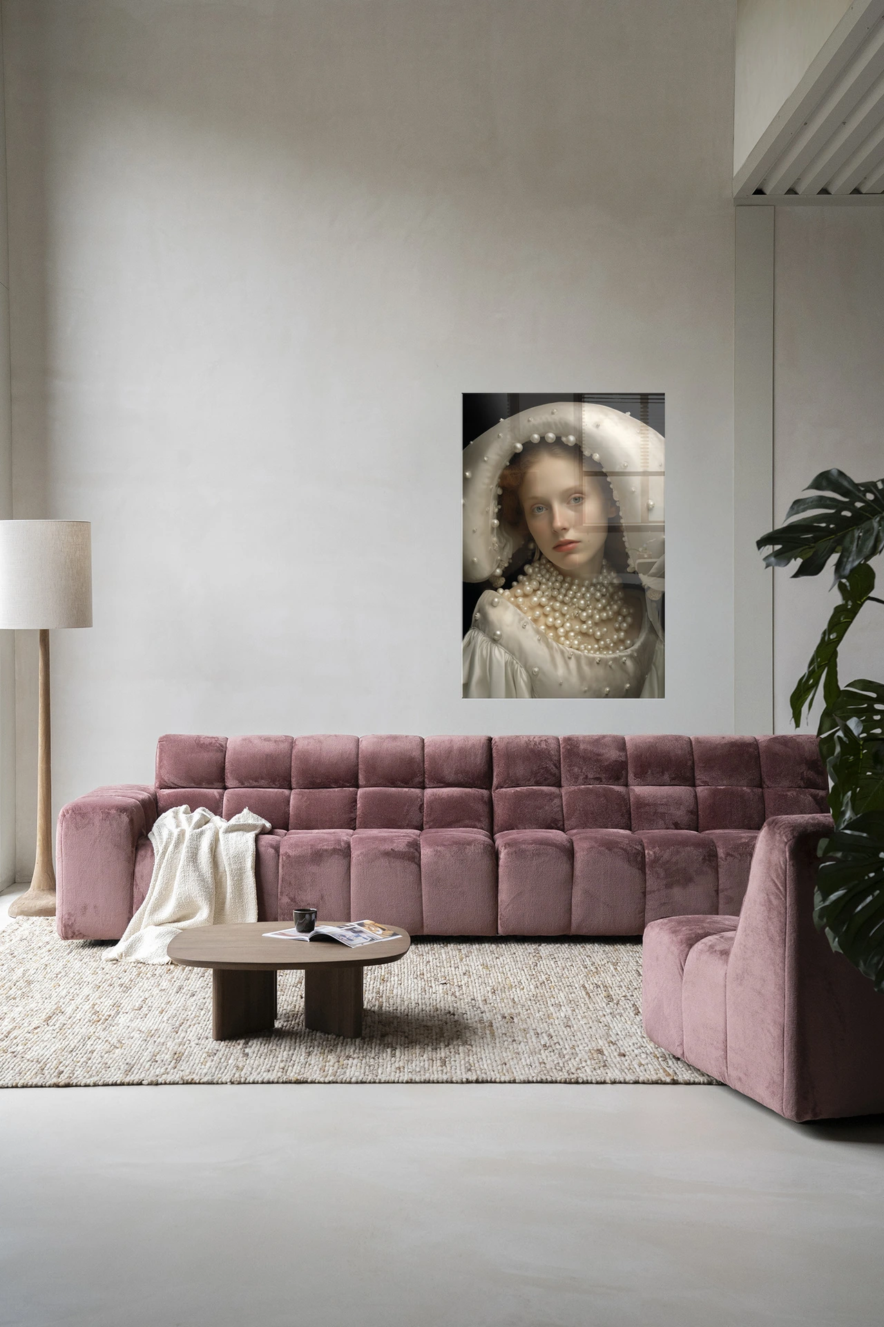 Wandkleed Pearl Princess - Urban Cotton hangend boven een roze bank in een moderne woonkamer