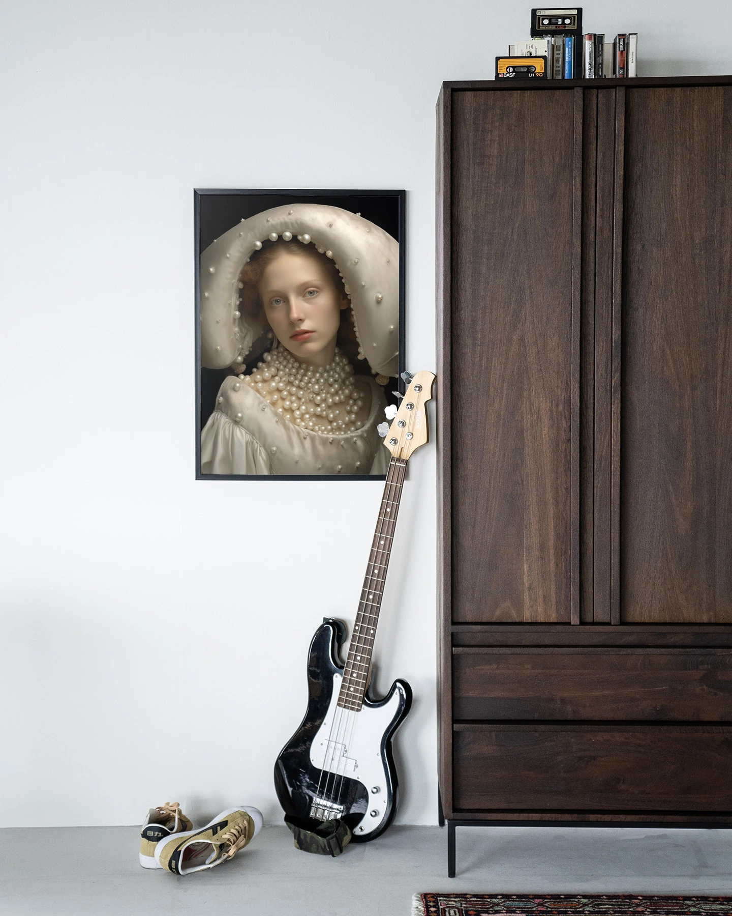 Wandkleed Pearl Princess - Urban Cotton hangt aan een witte muur naast een donkerhouten kast