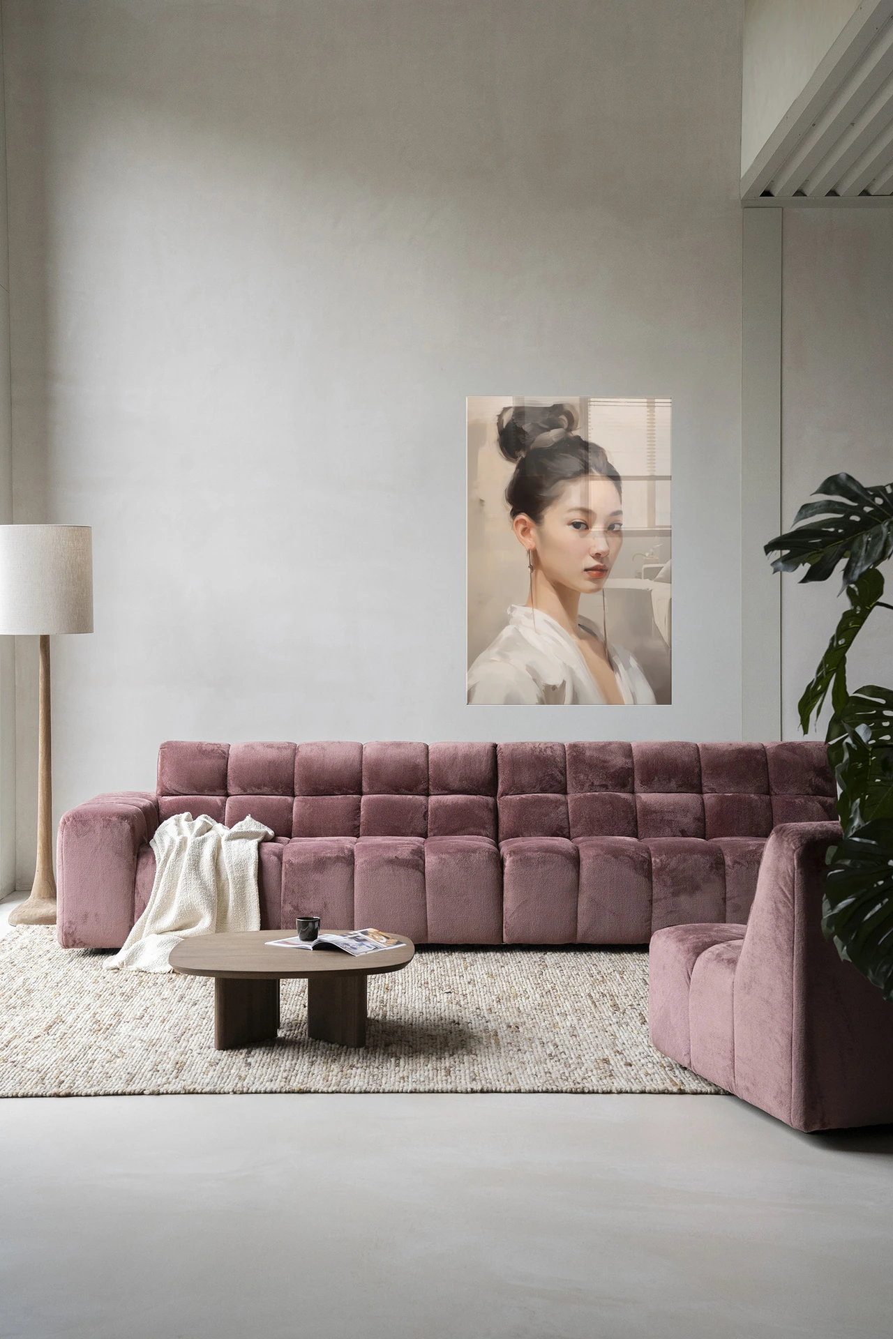 Wandkleed Haruto in een moderne woonkamer boven een roze bank met een houten salontafel - Urban Cotton