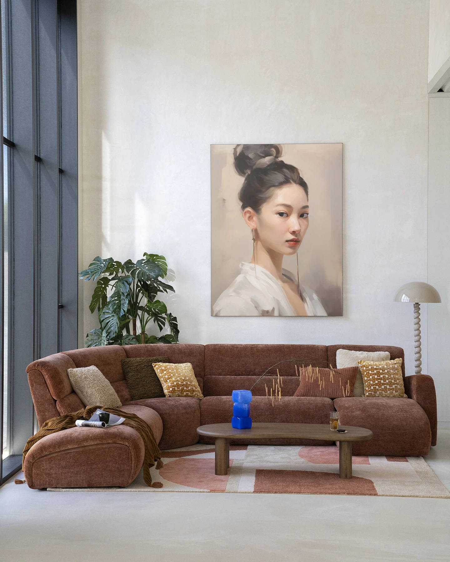 Wandkleed Haruto - Urban Cotton hangt boven een bruine ribfluwelen bank in een lichte woonkamer