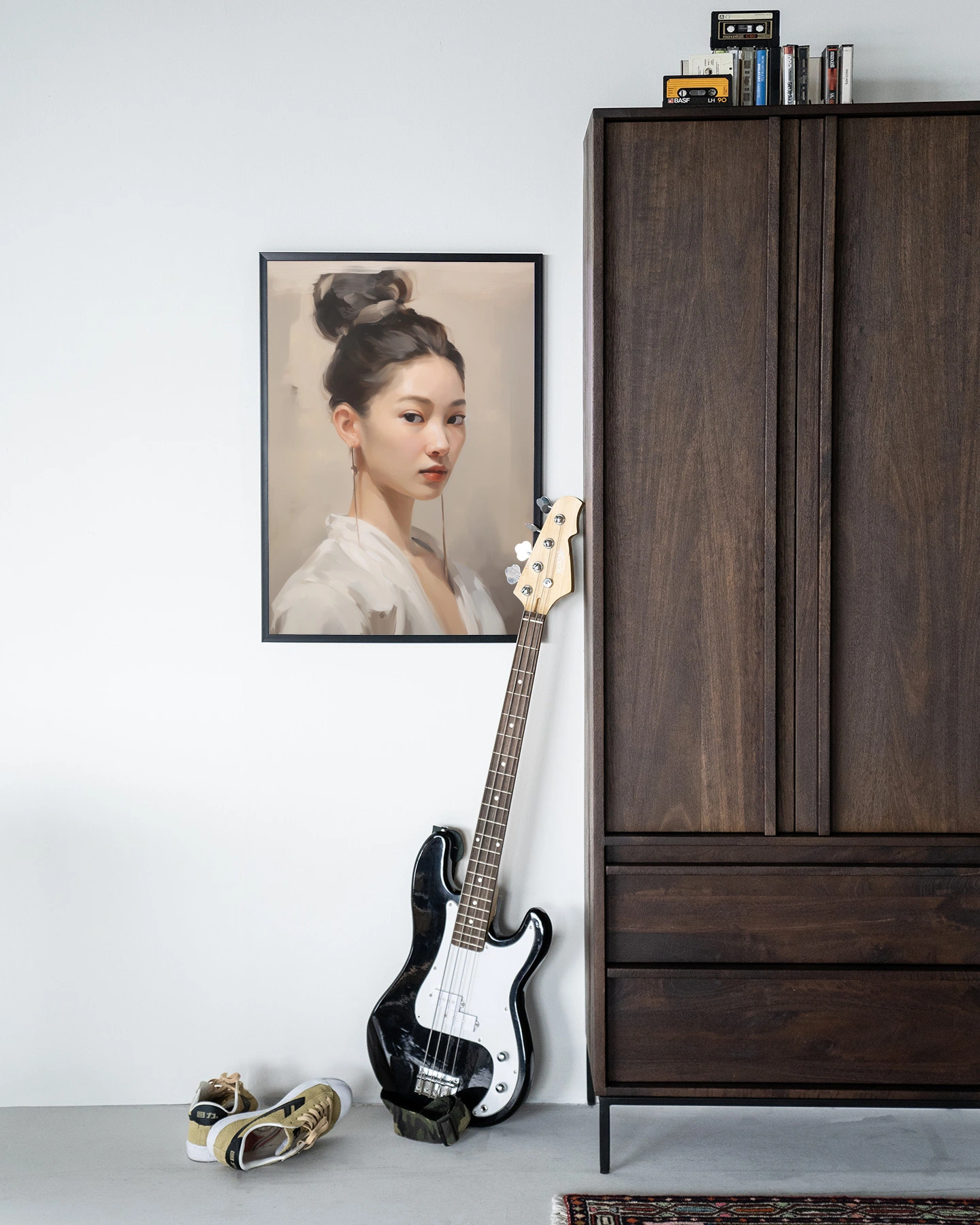 Wandkleed Haruto - Urban Cotton hangend aan een witte muur, met een basgitaar en schoenen ernaast