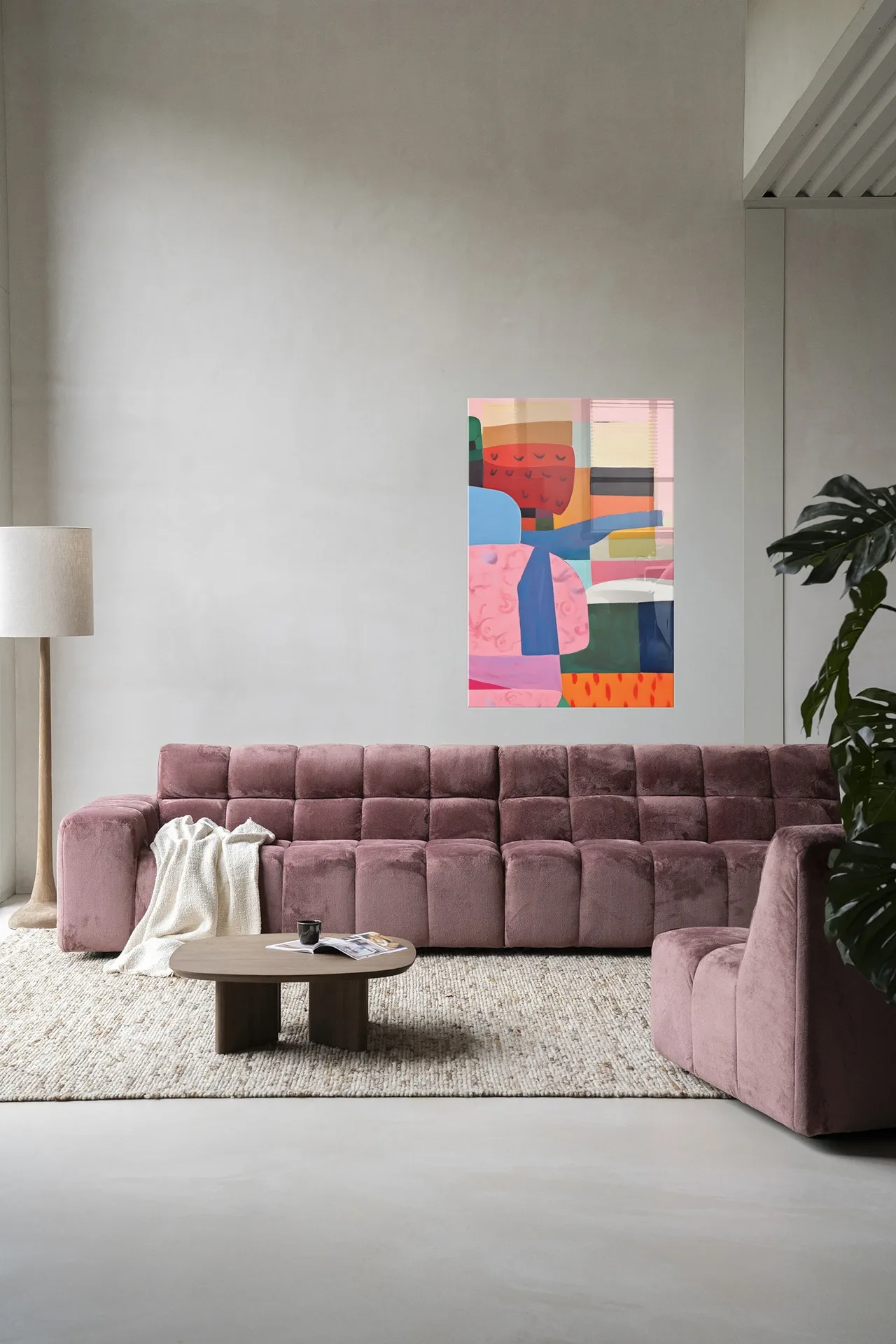 Wandkleed Colour Stacking - Urban Cotton hangt boven een roze bank in een moderne woonkamer