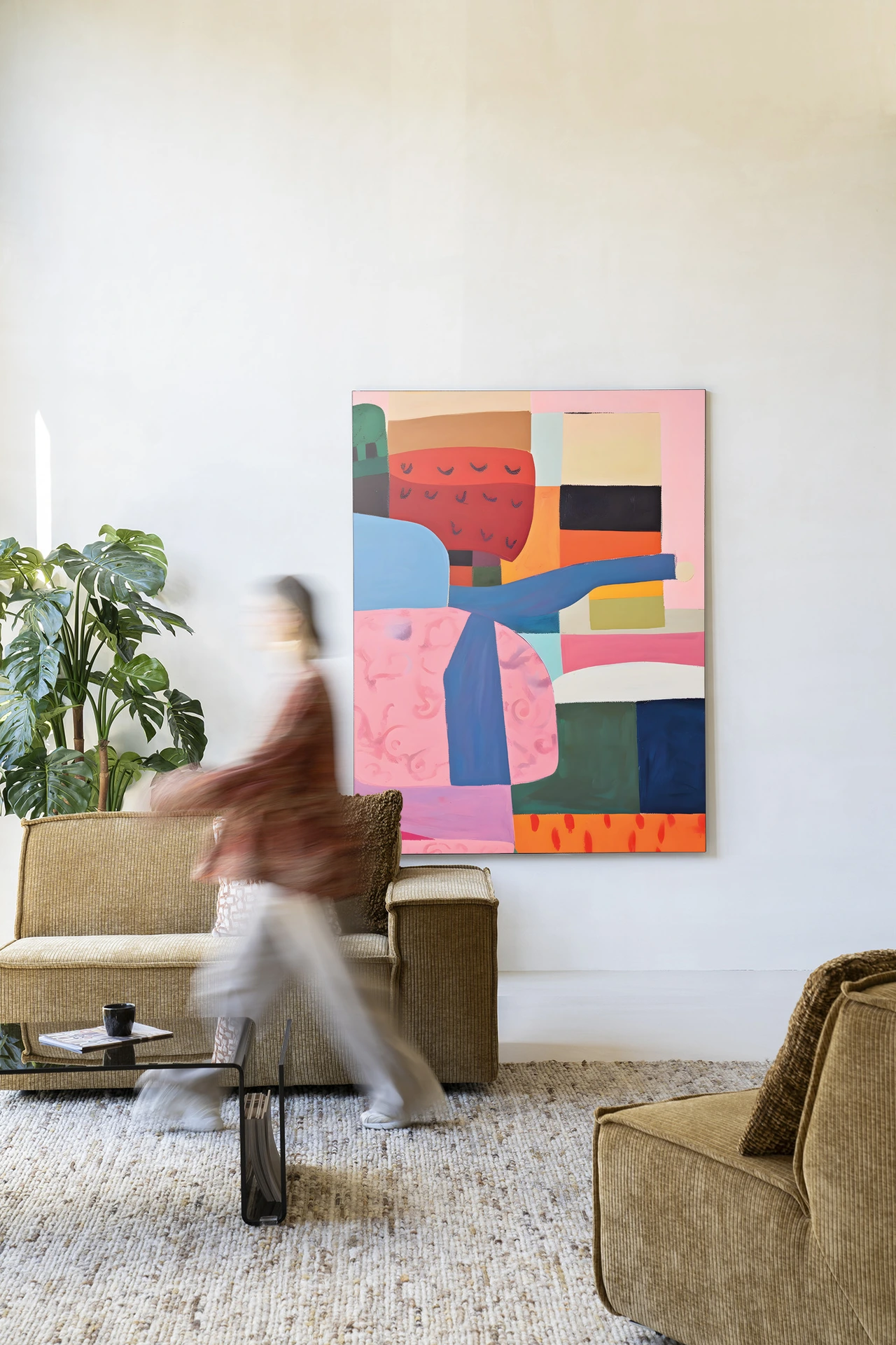 Wandkleed Colour Stacking in een lichte woonkamer met een persoon die voorbij loopt - Urban Cotton