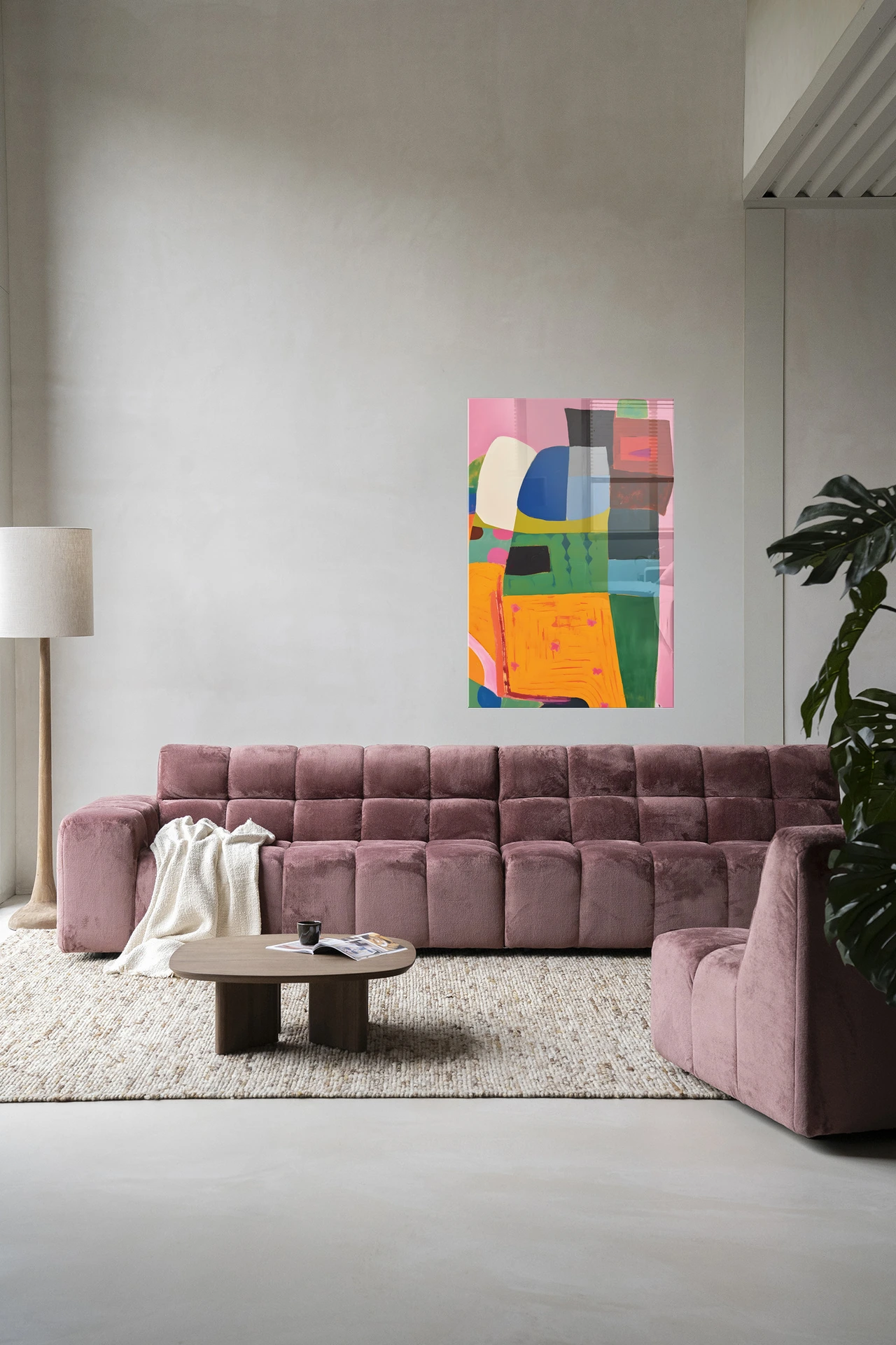 Wandkleed Fields of Colour van Urban Cotton boven een roze bank in een moderne woonkamer