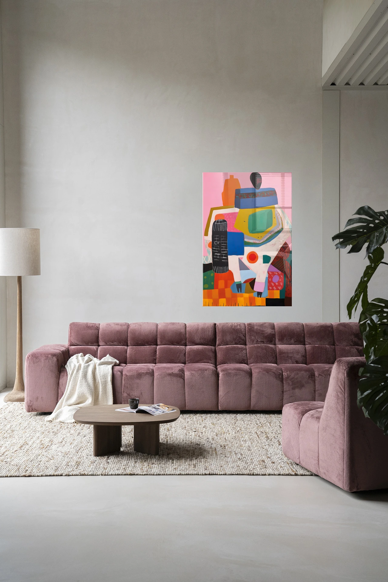Wandkleed Battle of Colour in een moderne woonkamer boven een roze bank - Urban Cotton