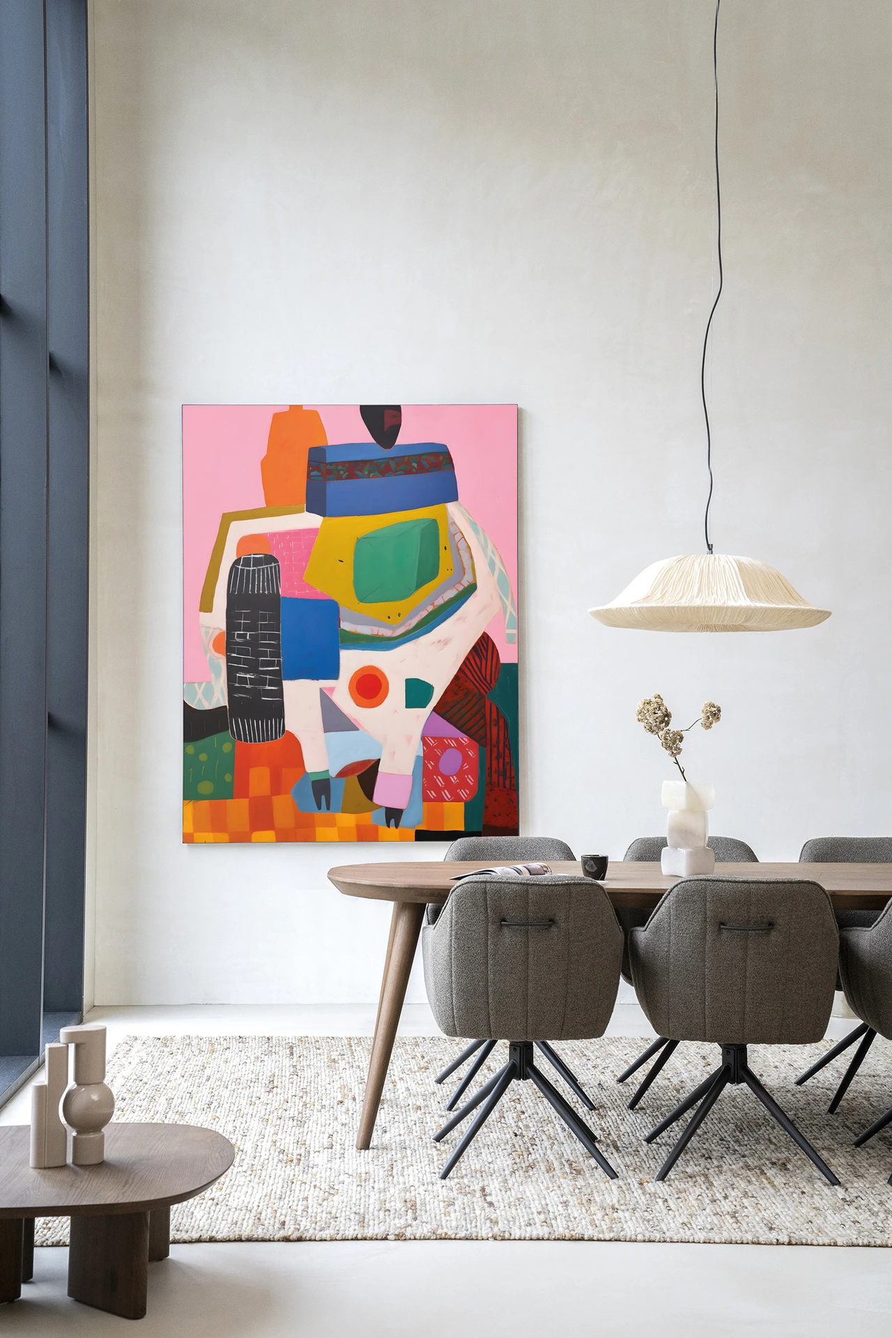 Wandkleed Battle of Colour - Urban Cotton hangt boven een houten eettafel met grijze stoelen