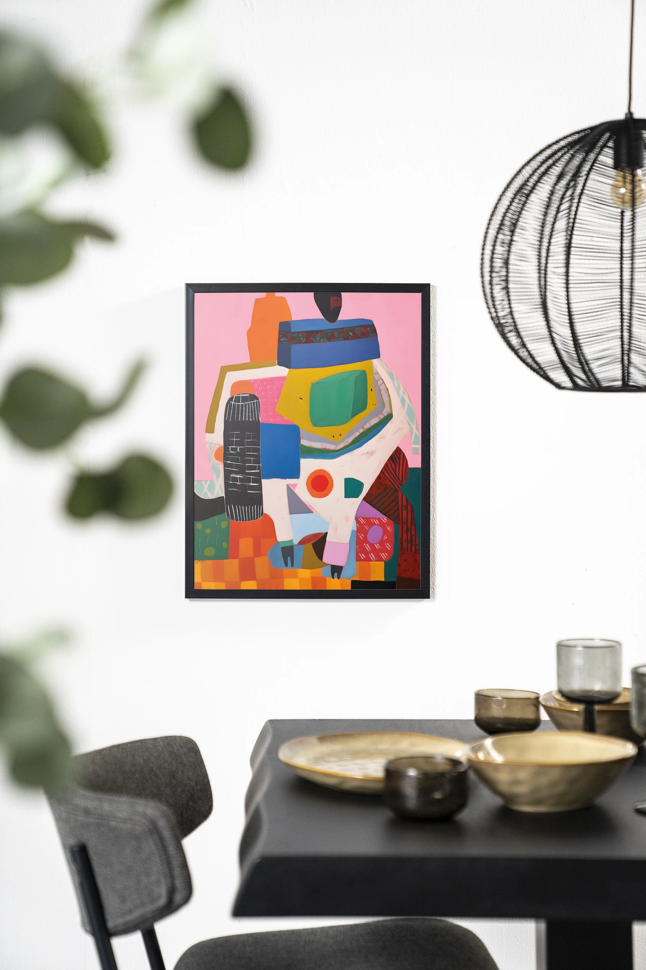 Wandkleed Battle of Colour - Urban Cotton hangend aan een witte muur boven een zwarte tafel