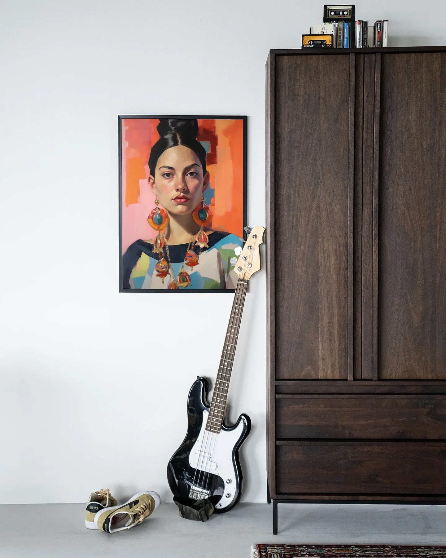 Wandkleed Senorita in een moderne setting met een gitaar en een donkerhouten kast - Urban Cotton