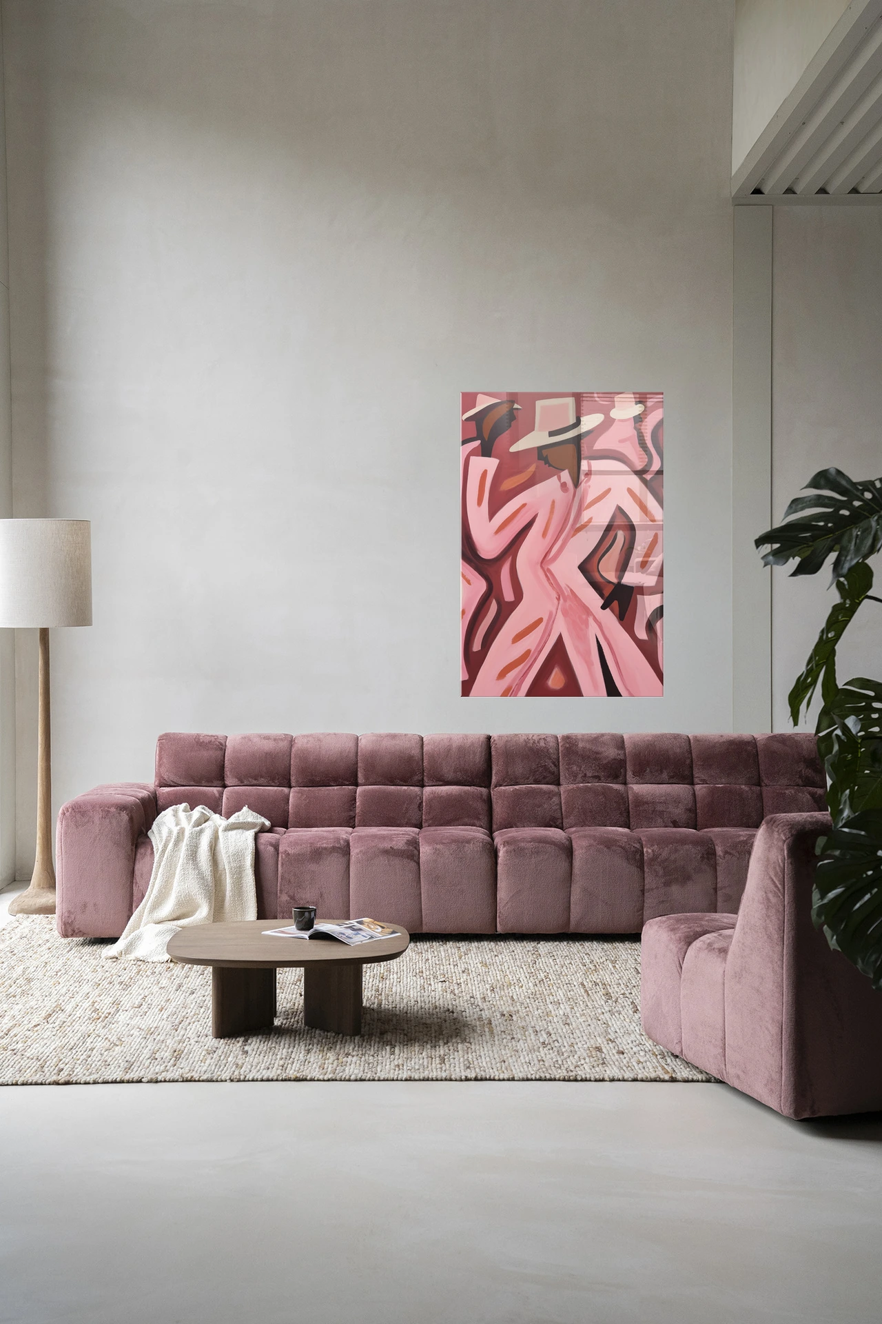 Een roze bank en een houten salontafel staan op een vloerkleed, met Wandkleed Boogie Woogie - Urban Cotton erboven