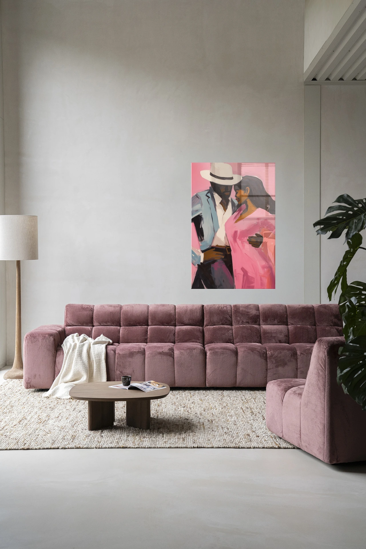 Wandkleed Cha Cha Cha in een moderne woonkamer met een roze bank en houten salontafel - Urban Cotton
