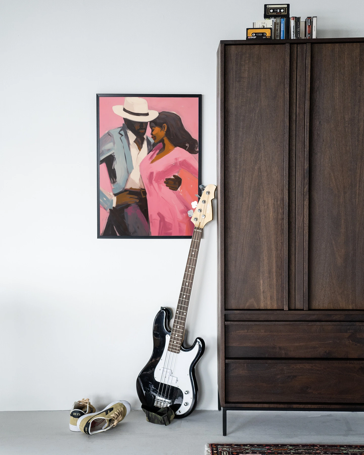 Wandkleed Cha Cha Cha - Urban Cotton hangt aan een witte muur naast een donkerbruine kast