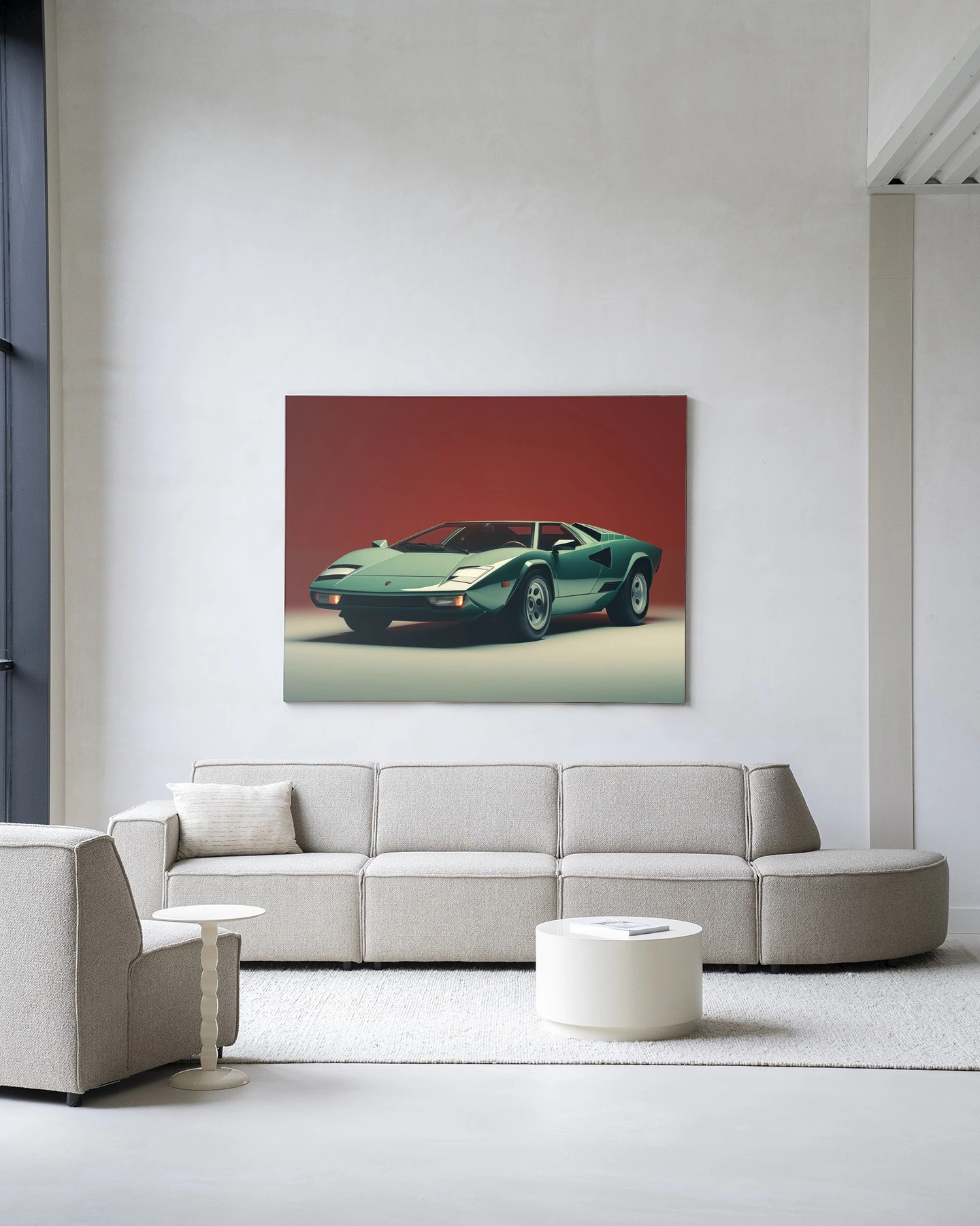 Wandteppich Vintage Lamborghini an einer weißen Wand über einem hellen Sofa in einem modernen Wohnzimmer - Urban Cotton
